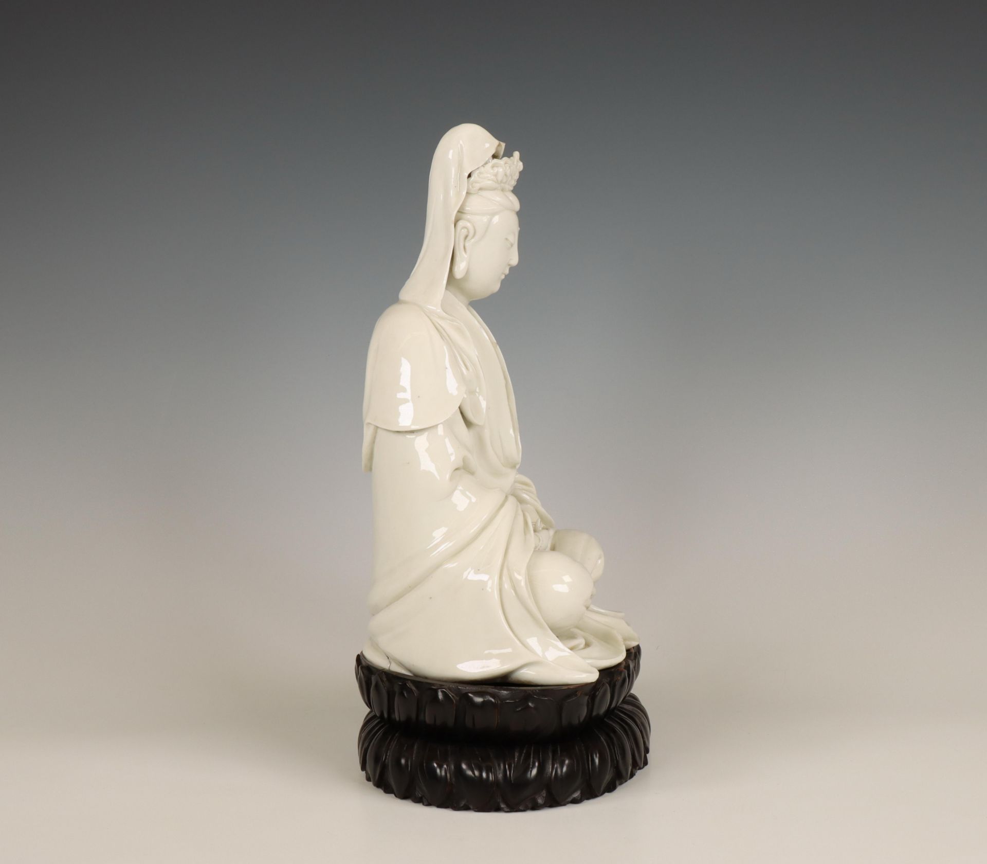 China, Dehua porcelain figure of a seated Guanyin, 20th century, - Bild 6 aus 6