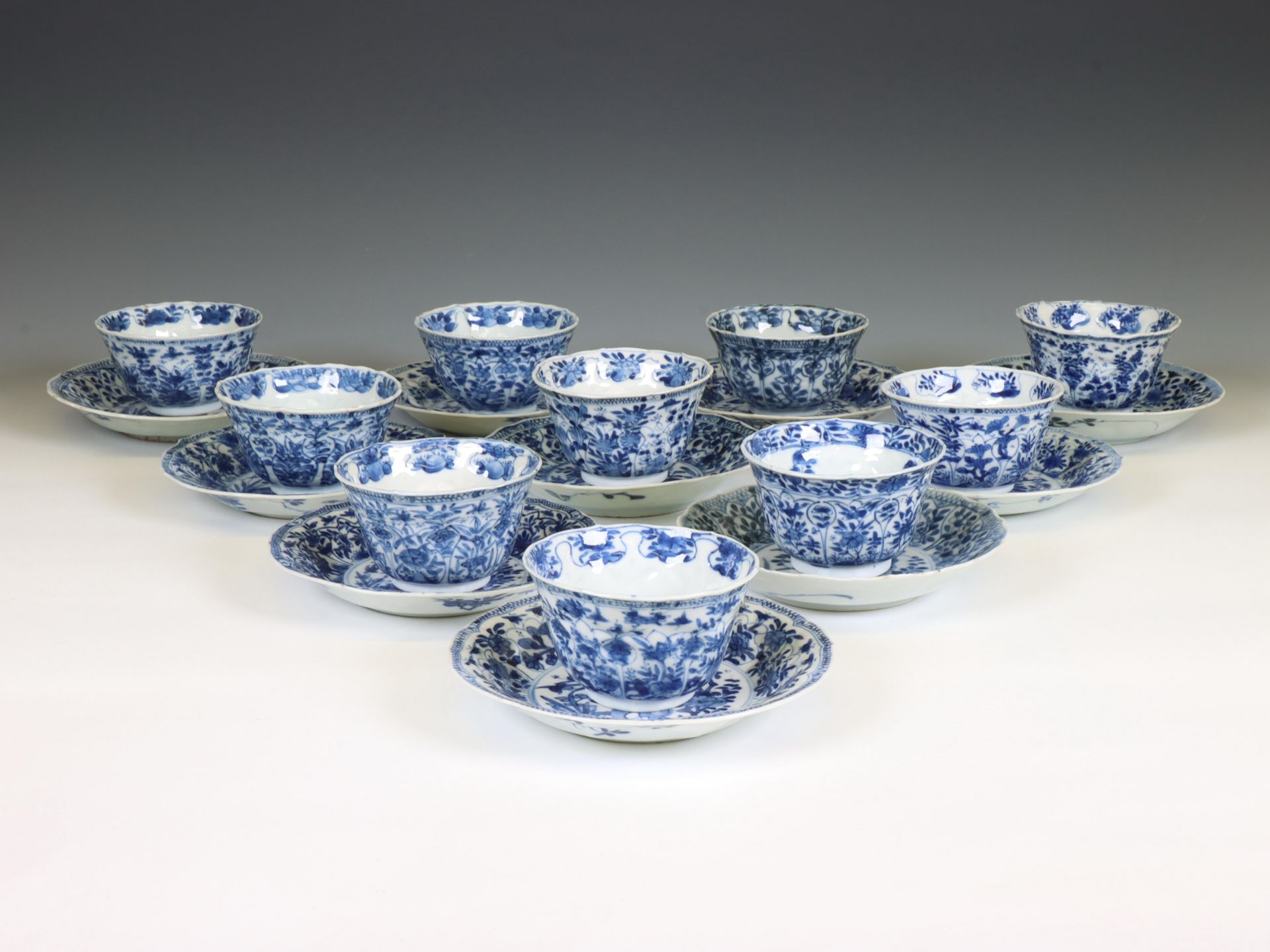 China, a set of ten blue and white porcelain cups and twelve saucers, Kangxi period (1662-1722),