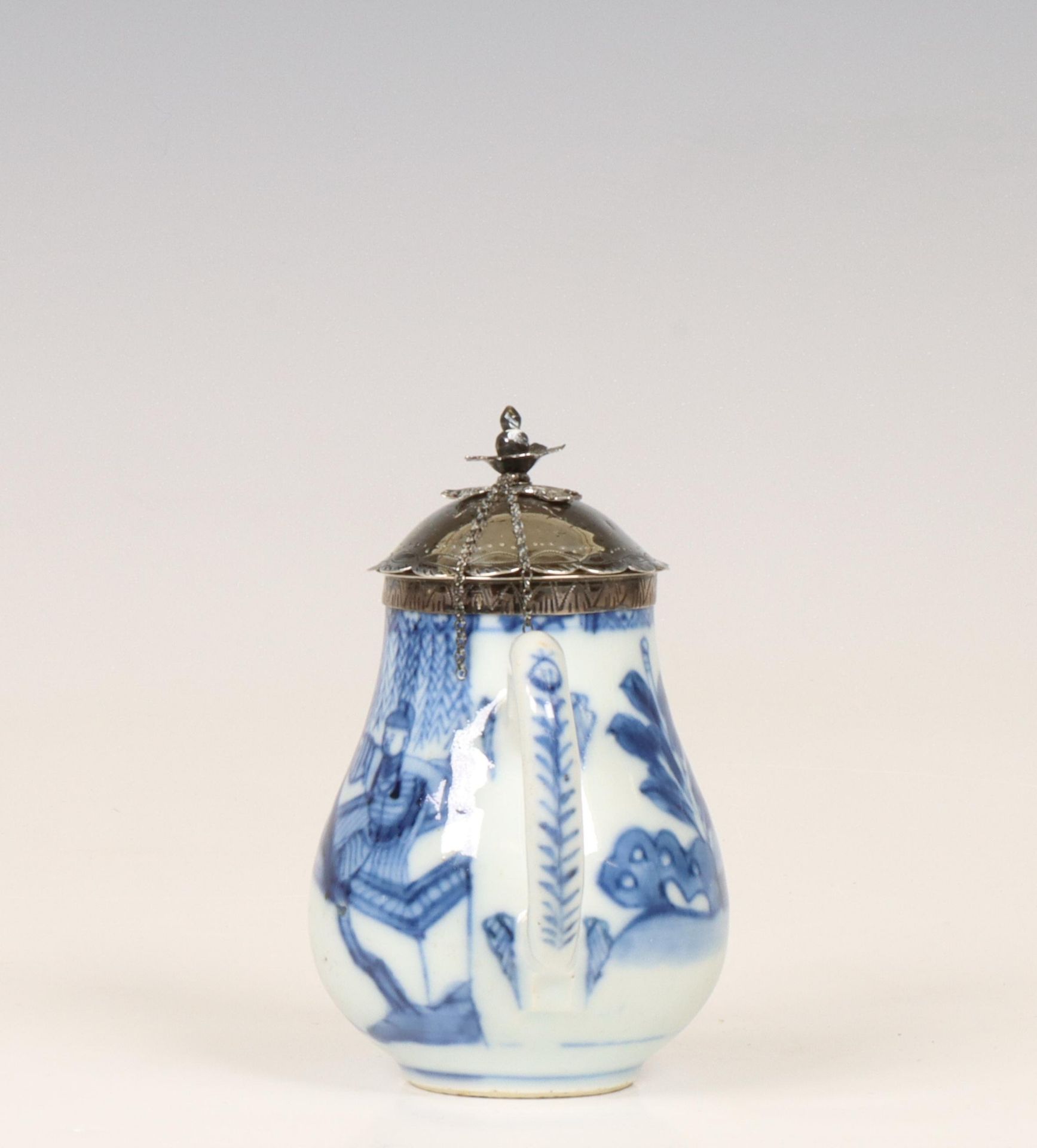 China, silver-mounted blue and white porcelain 'Romance of the Western Chamber' teapot, 18th century - Bild 3 aus 3