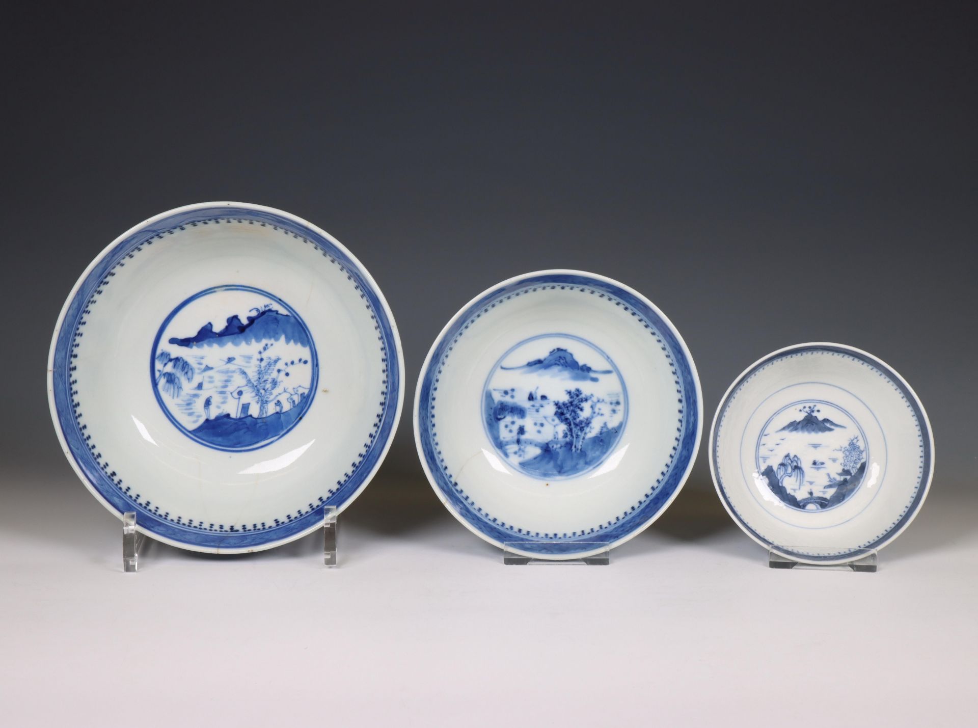 China, three Canton blue and white porcelain bowls, 19th-20th century, - Bild 3 aus 3