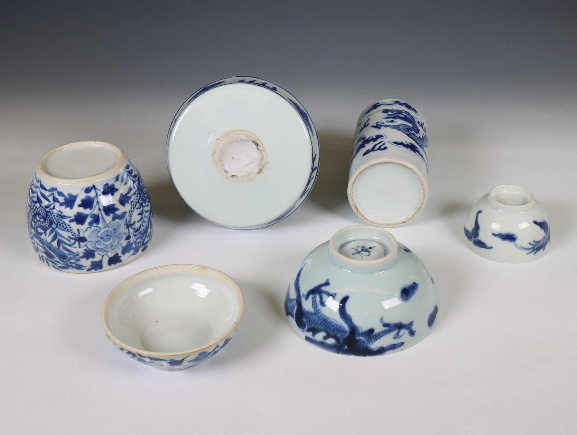 China, a collection of blue and white 'dragon' porcelain, 19th-20th century, - Bild 2 aus 3