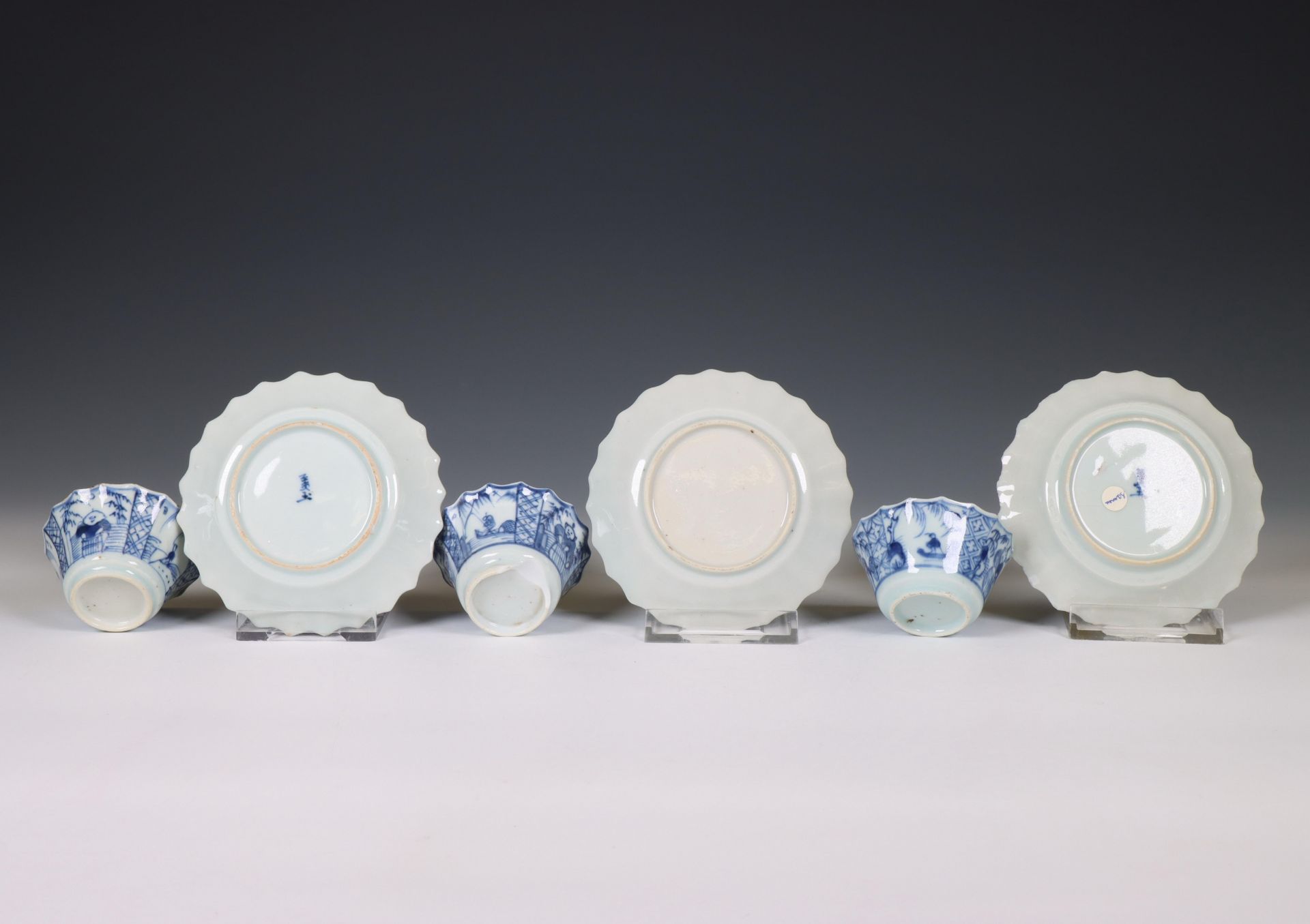 China, a set of three blue and white porcelain 'fisherman' cups and saucers, 18th century, - Bild 2 aus 3