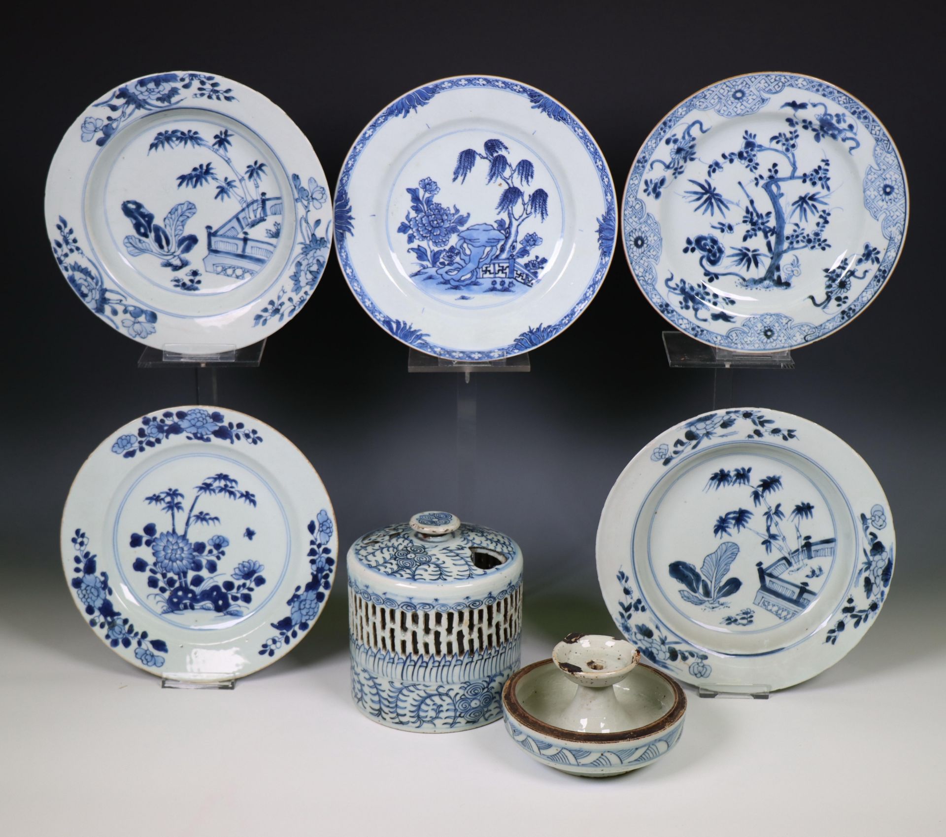 China, a collection of blue and white plates, Qianlong period (1736-1795), - Bild 2 aus 2