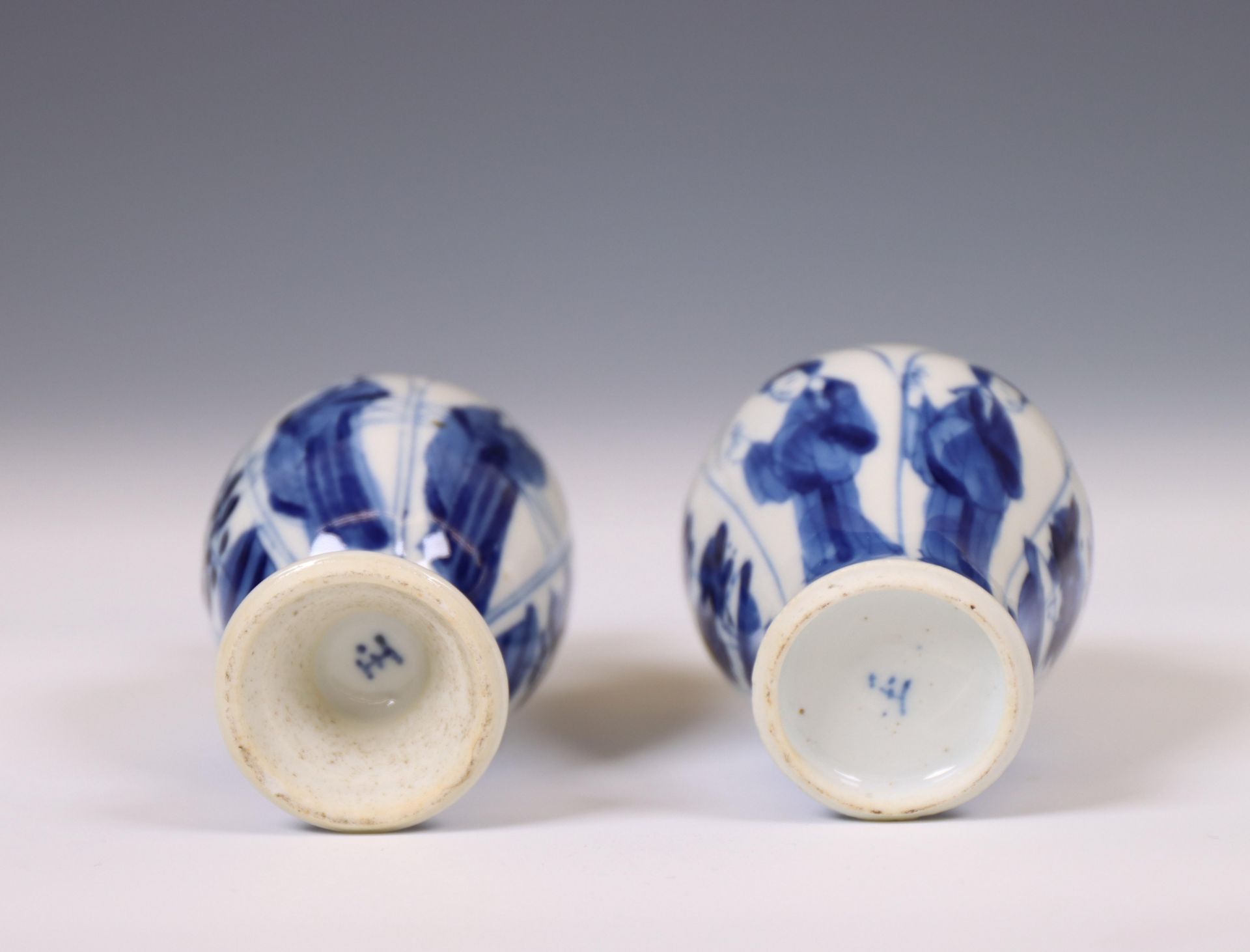 China, two small blue and white vases, Kangxi period (1662-1722), - Bild 4 aus 6