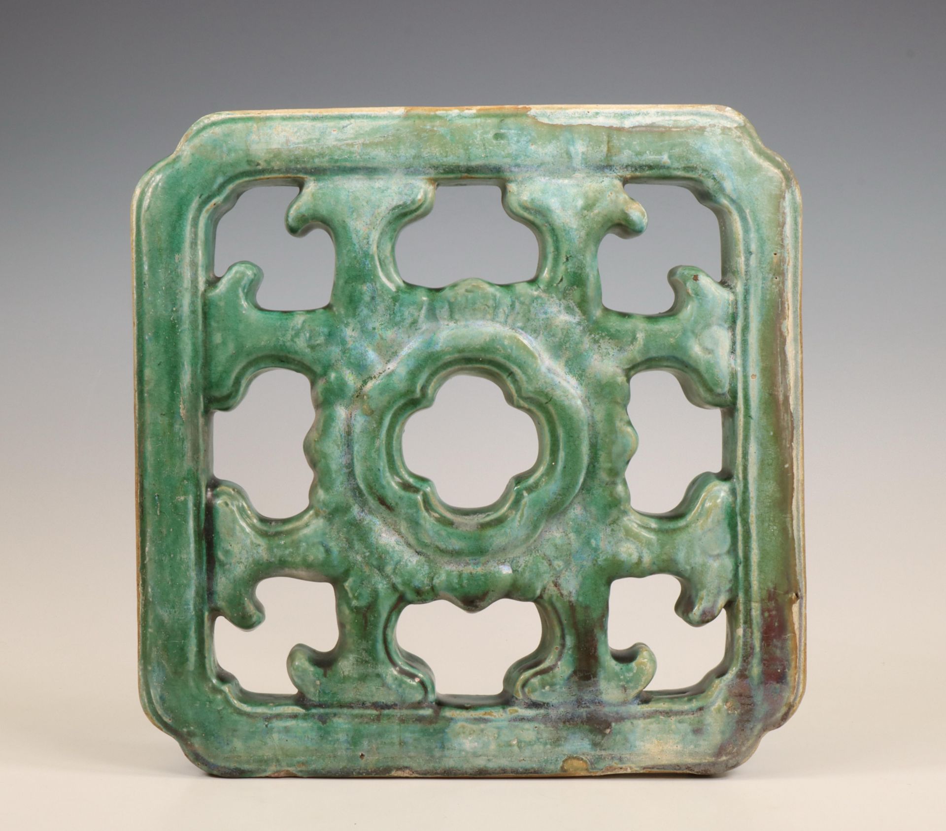 China, a green-glazed earthenware openworked panel, ca. 19th century, - Image 2 of 3