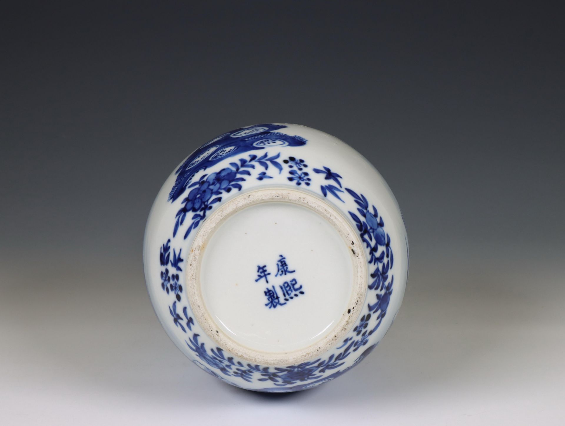 China, a blue and white porcelain bottle vase, 20th century, - Bild 5 aus 6