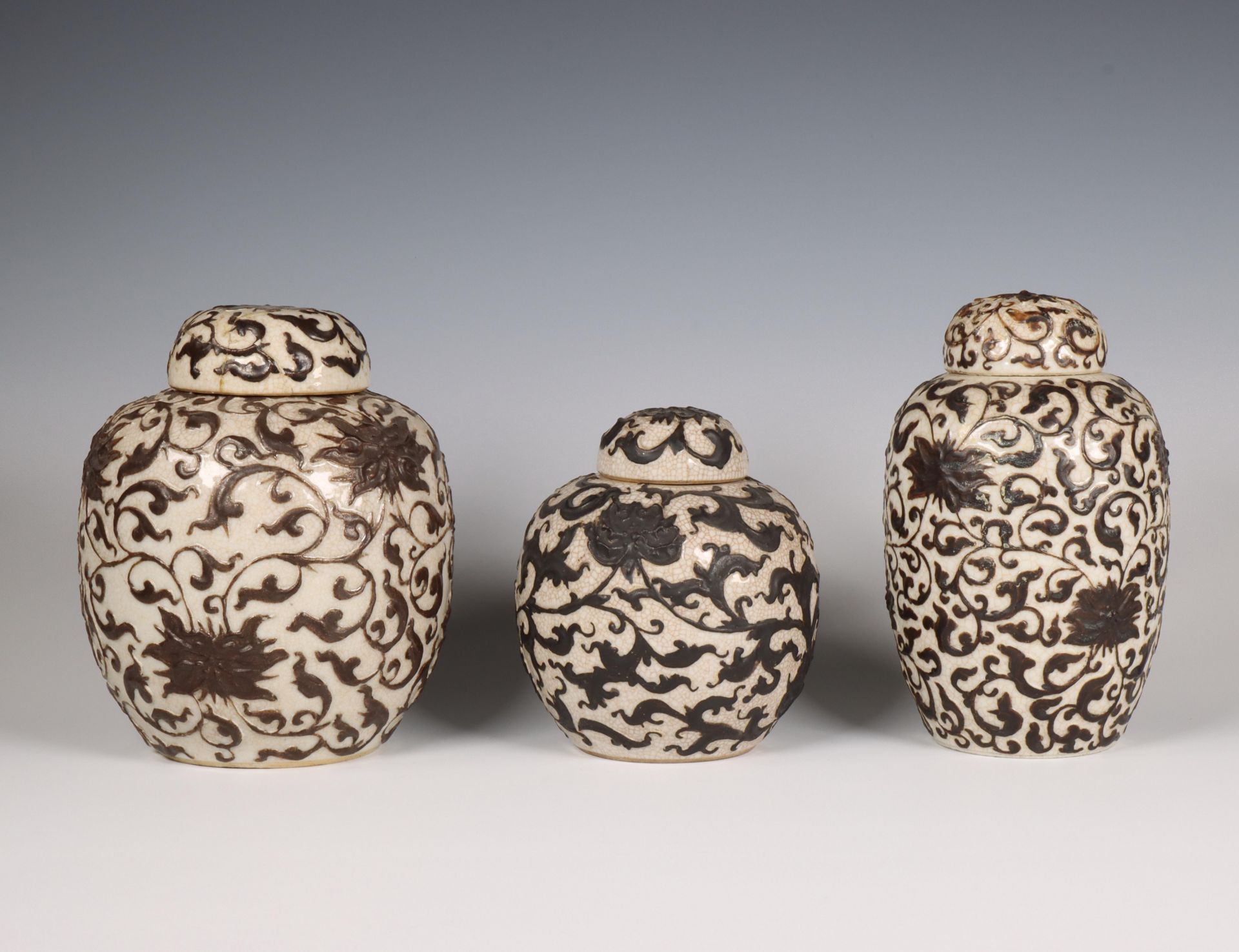 China, three crackle-glazed 'lotus' ginger jars and covers, 19th century, - Bild 2 aus 6