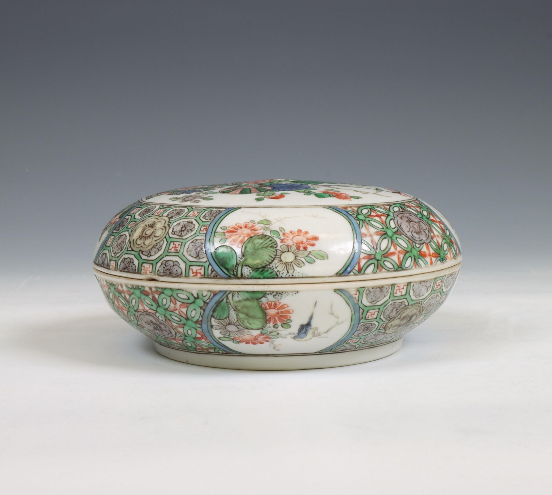 China, a famille verte porcelain circular box and cover, Kangxi period (1662-1722), - Bild 5 aus 10