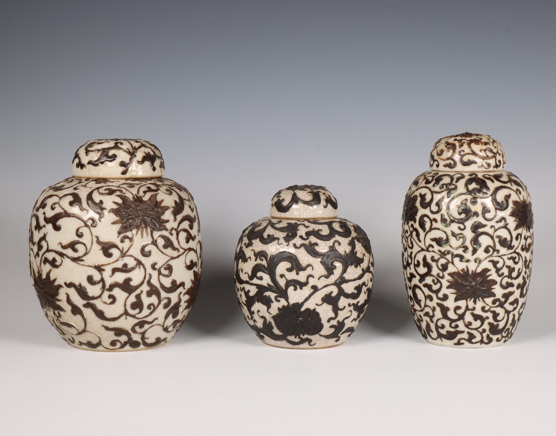 China, three crackle-glazed 'lotus' ginger jars and covers, 19th century, - Bild 6 aus 6