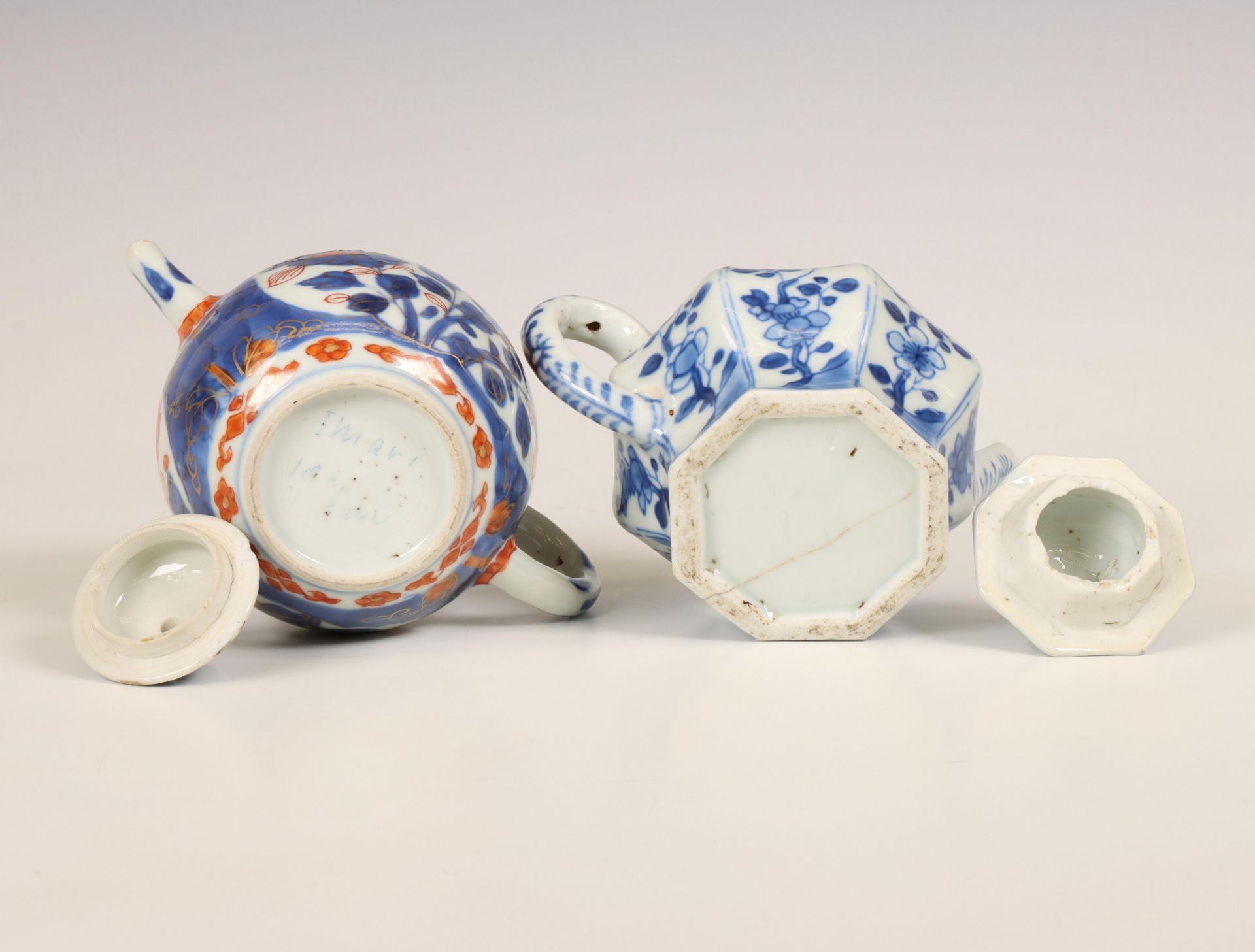 China, a blue and white and an Imari porcelain teapot and cover, 18th century, - Bild 2 aus 3