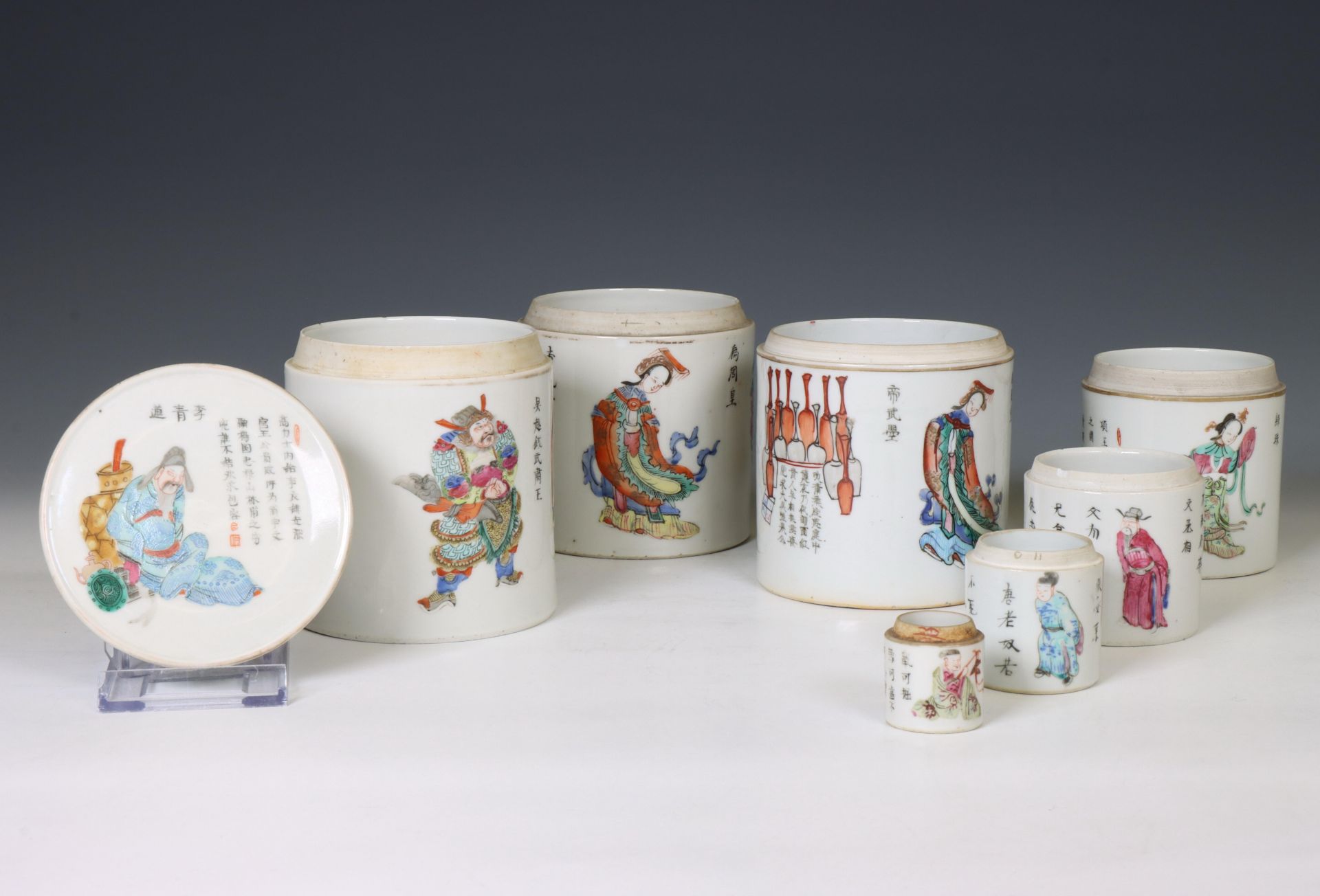 China, a collection of famille rose porcelain 'Wu Shuang Pu' stacking jars, 19th/ 20th century, - Bild 2 aus 2