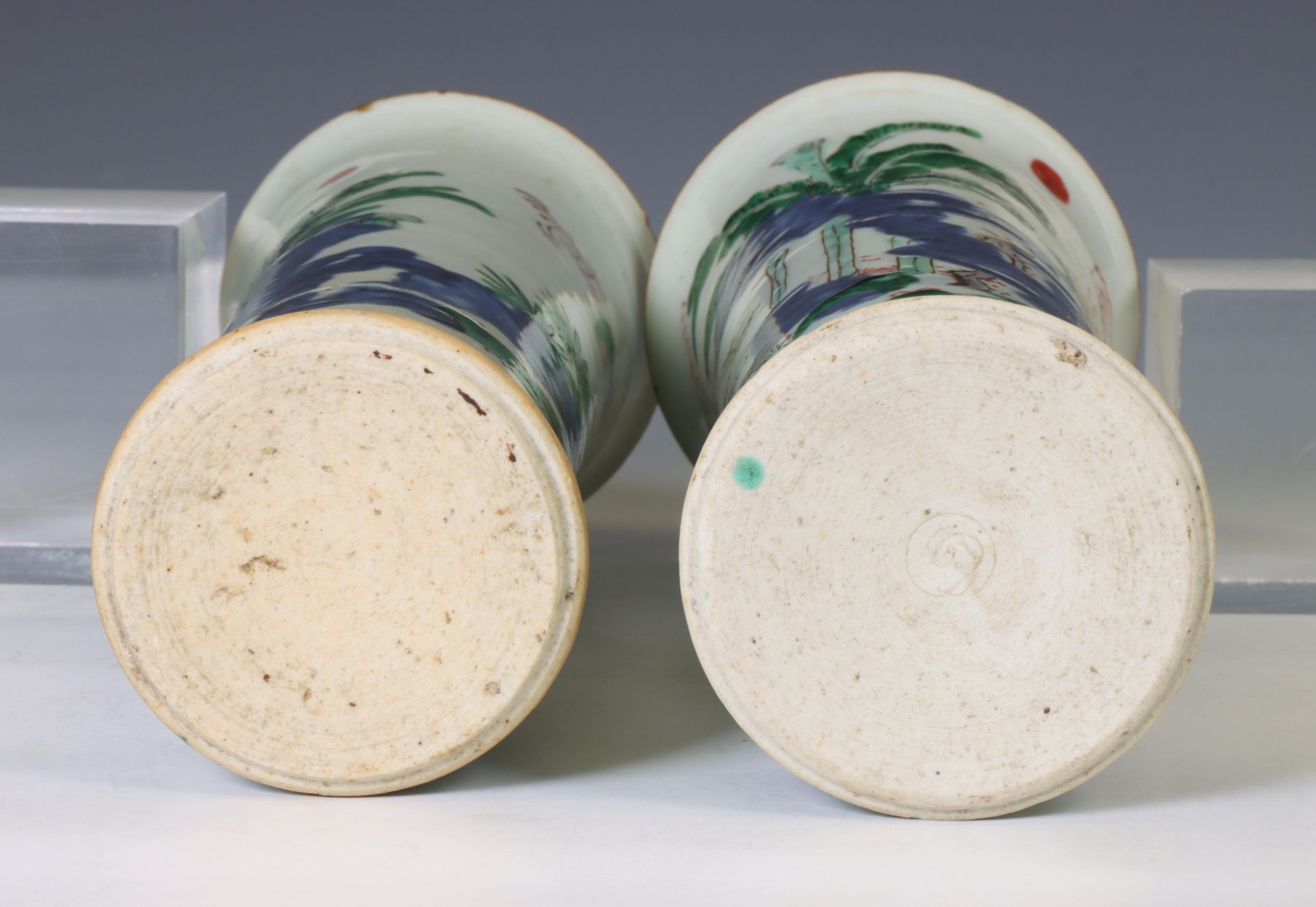 China, pair of wucai porcelain cylindrical vases, probably 17th century, - Image 3 of 3