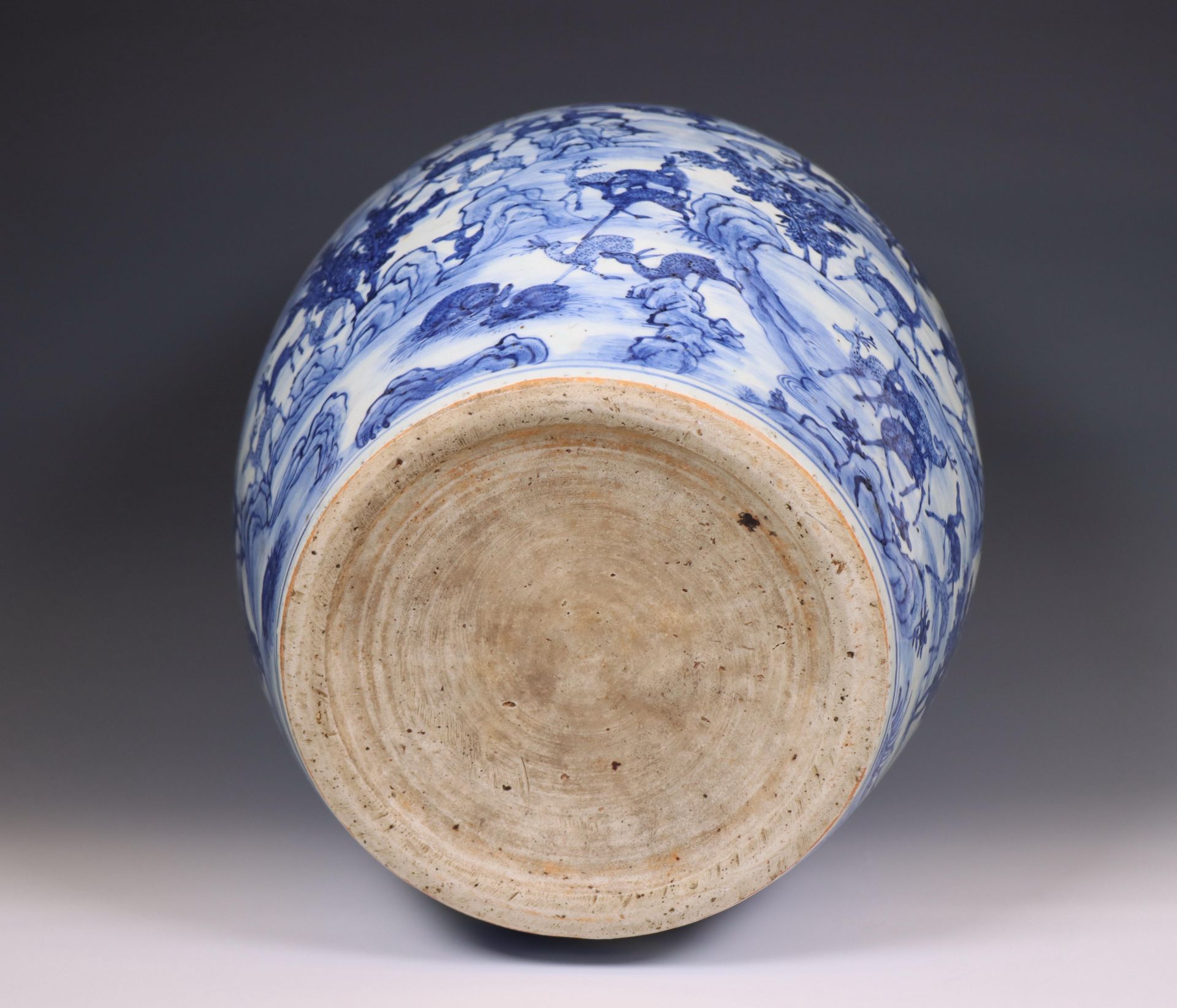 China, blue and white porcelain 'one hundred deer' baluster vase, late Qing dynasty (1644-1912), - Bild 5 aus 6