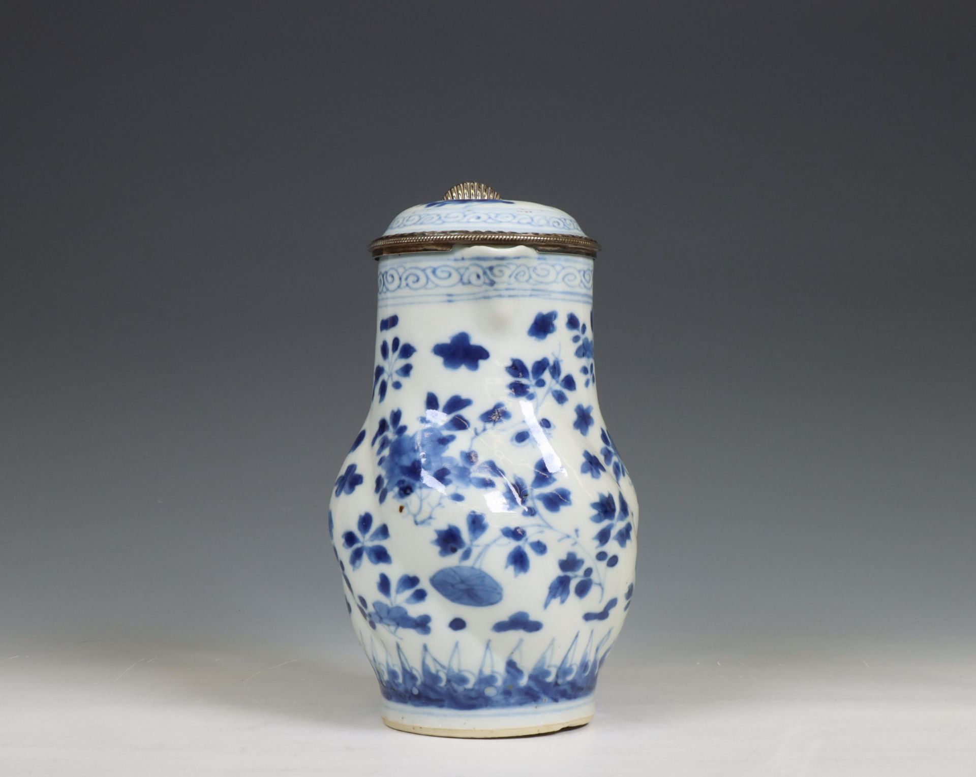 China, a blue and white porcelain gadrooned ewer and silver-mounted cover, Kangxi period (1662-1722) - Bild 3 aus 6