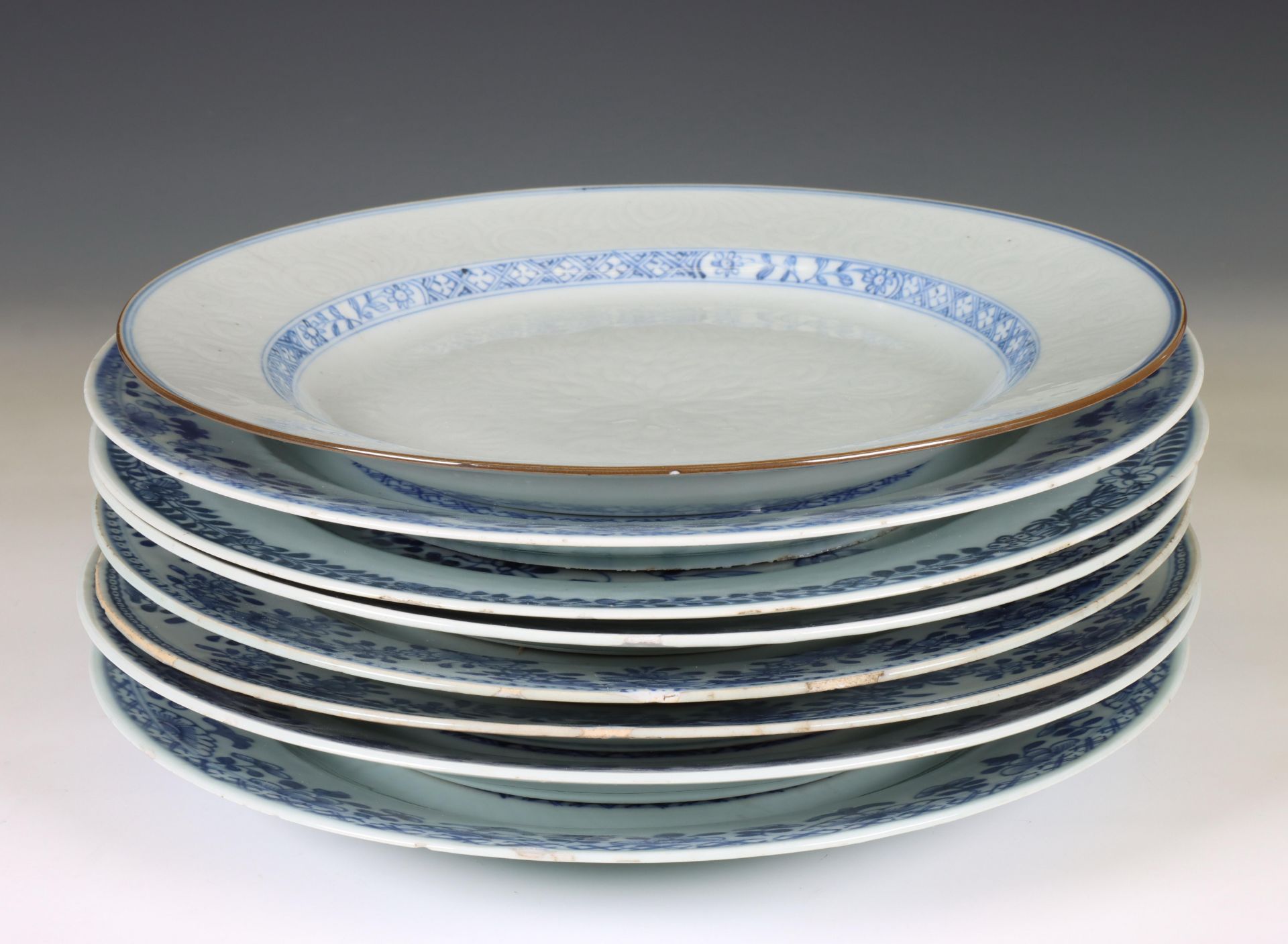 China, a collection of large blue and white porcelain plates, Qianlong period (1736-1795), - Bild 2 aus 3