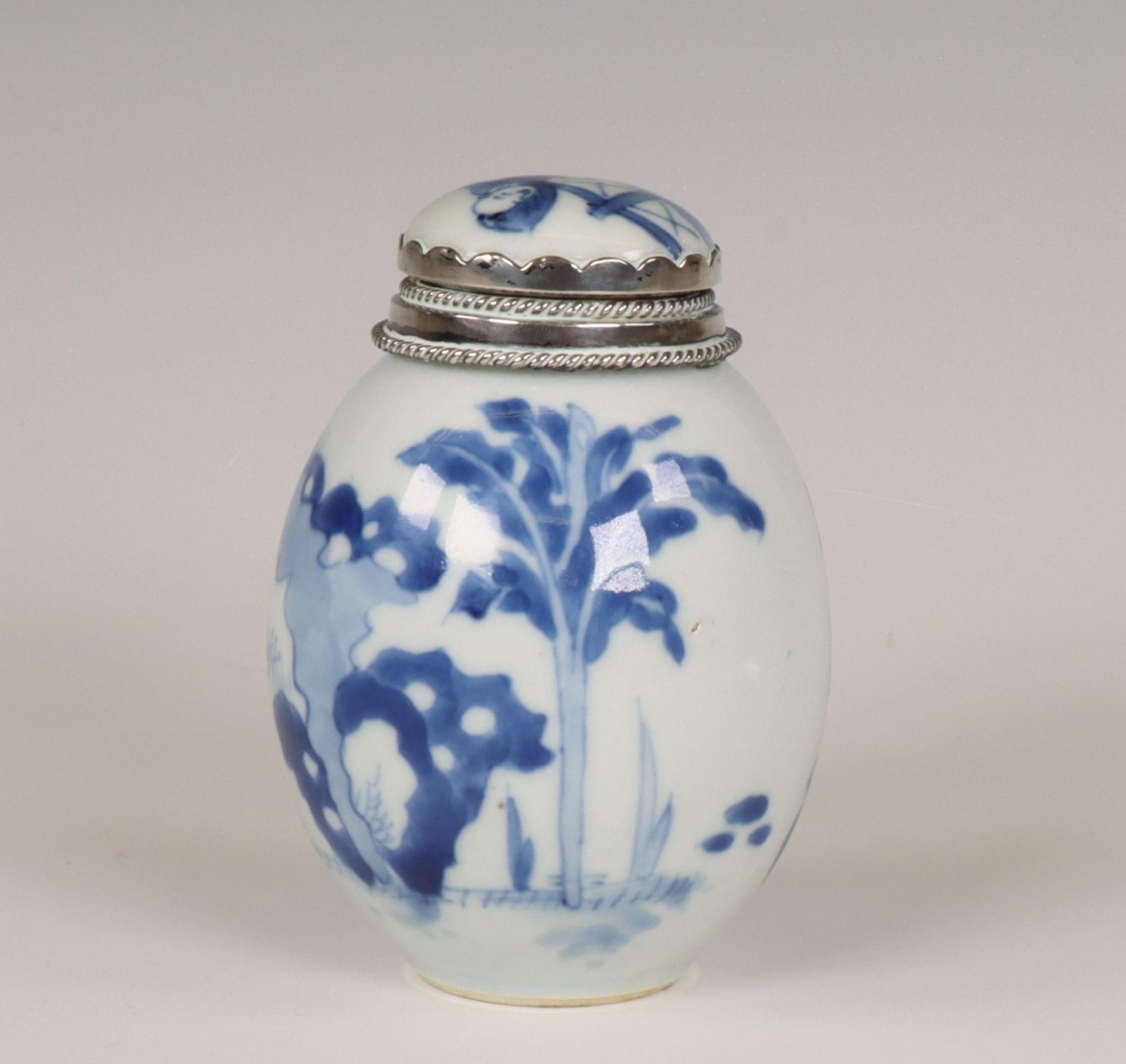 China, a silver-mounted blue and white porcelain oviform jar and cover, Kangxi period (1662-1722), t - Bild 4 aus 8