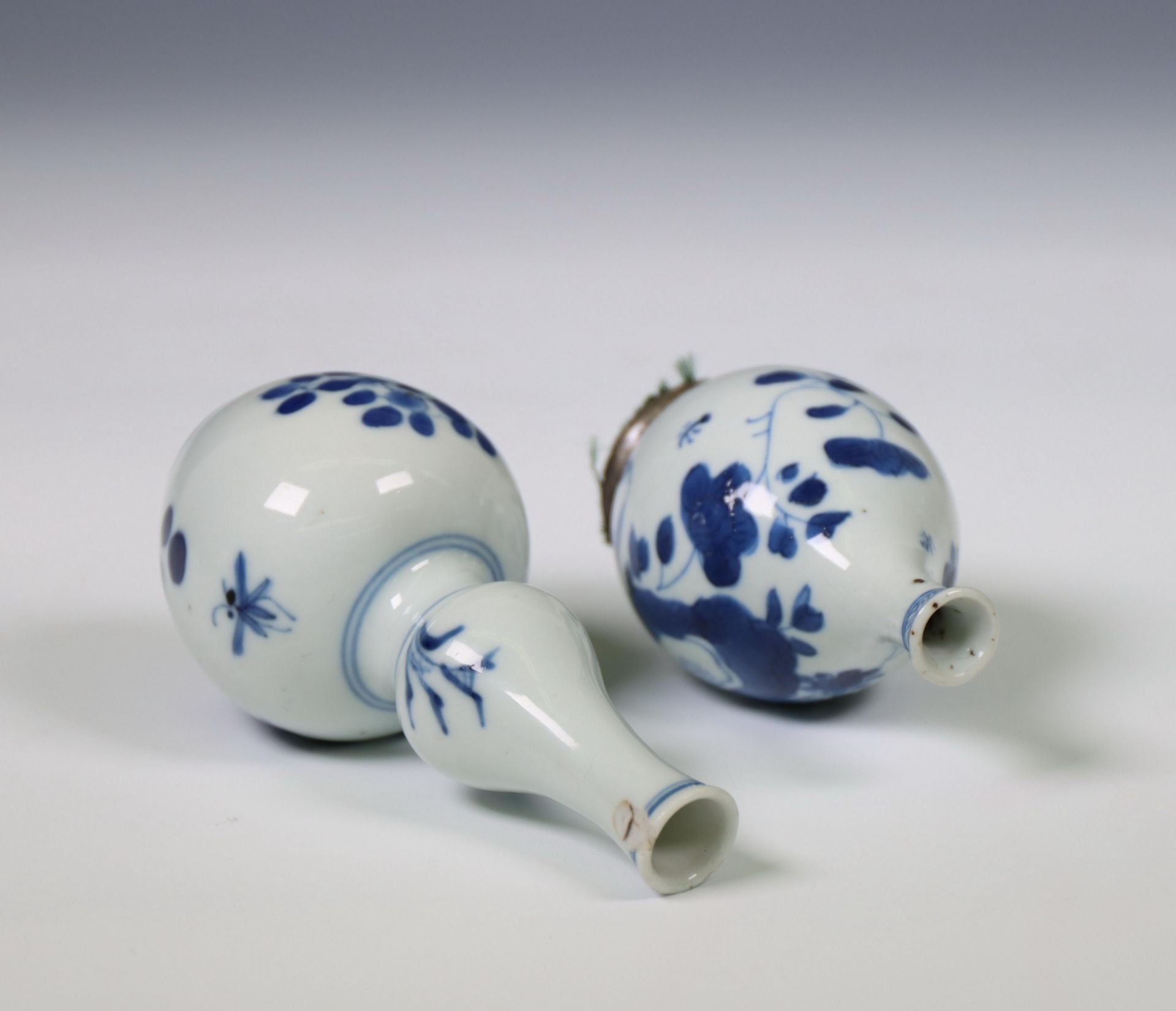 China, two blue and white porcelain vases, Kangxi period (1662-1722), - Bild 2 aus 4