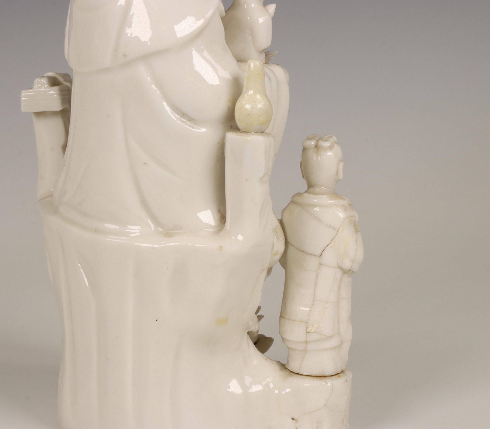 China, a Dehua porcelain model of Guanyin, 18th-19th century, - Bild 2 aus 3