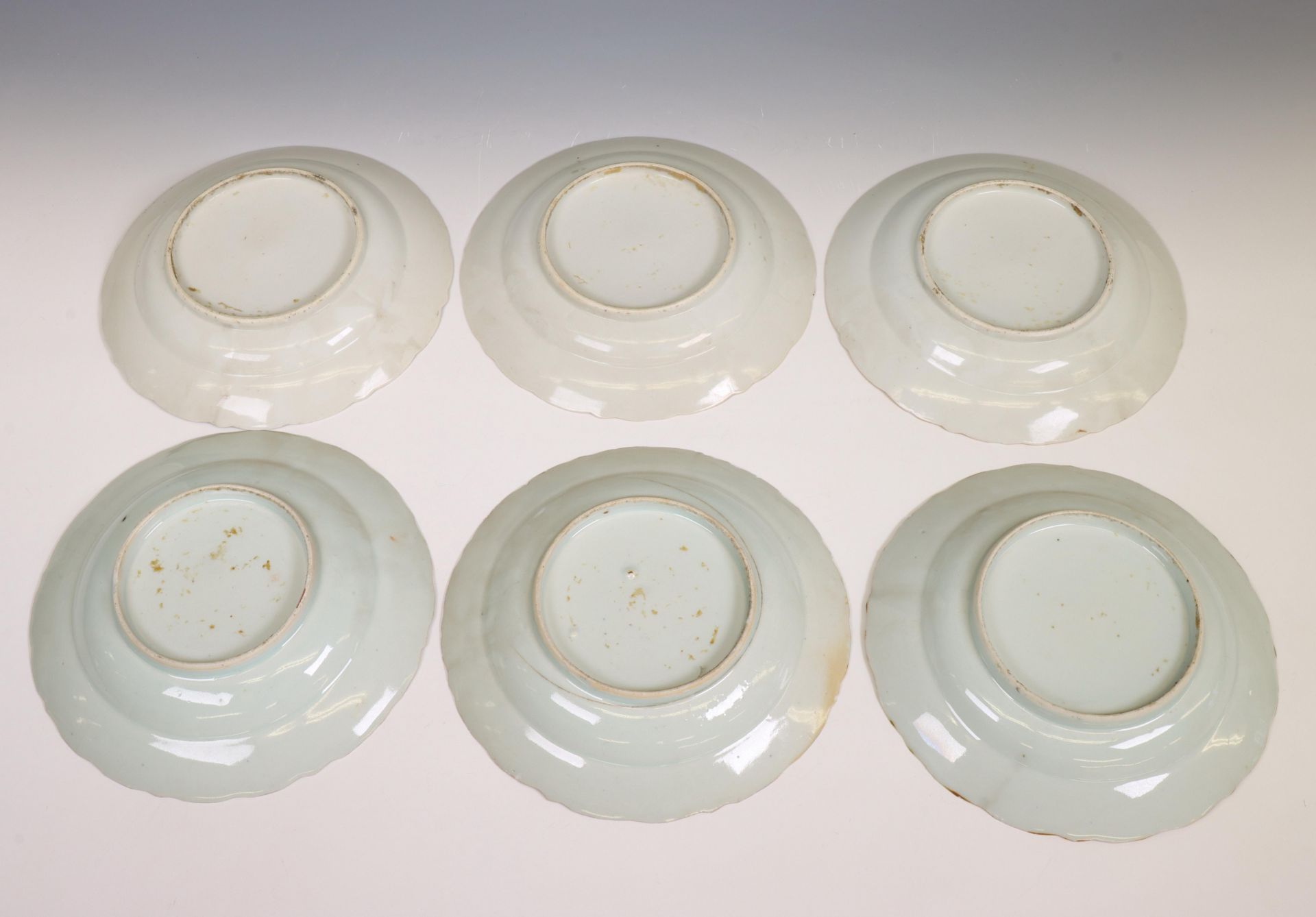 China, set of six blue and white and iron-red porcelain 'lotus' plates, late 18th/ 19th century, - Bild 2 aus 4