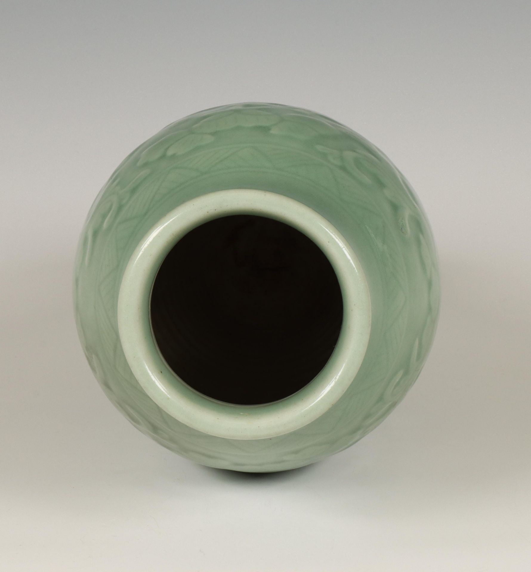 China, celadon-glazed vase, 20th century, - Bild 3 aus 5