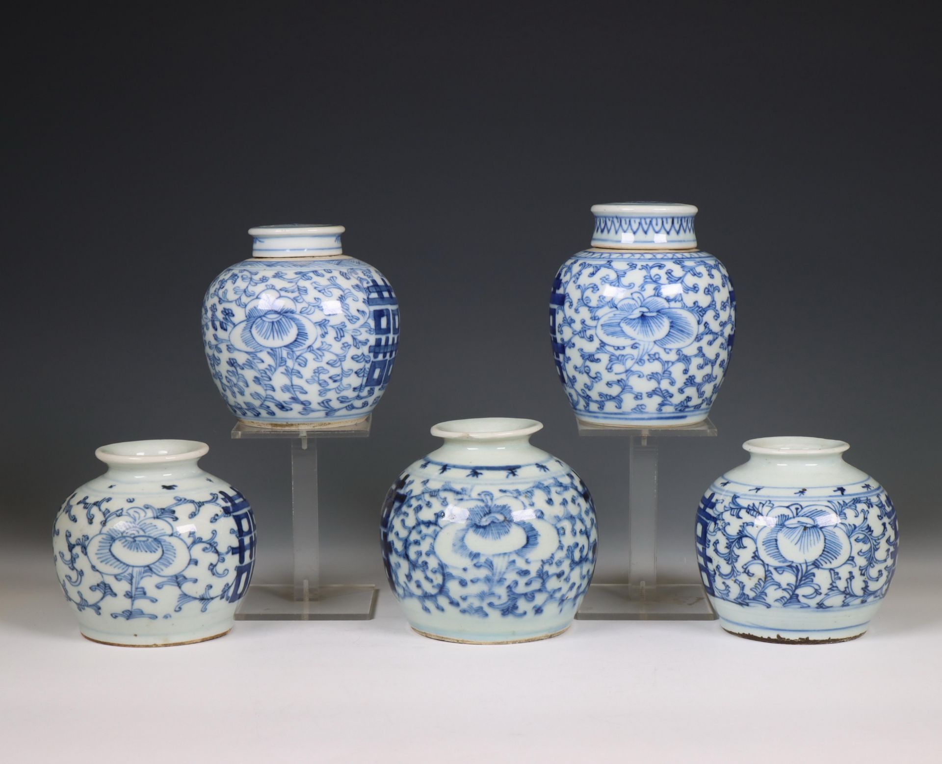 China, five blue and white porcelain jars, 20th century, - Bild 2 aus 2