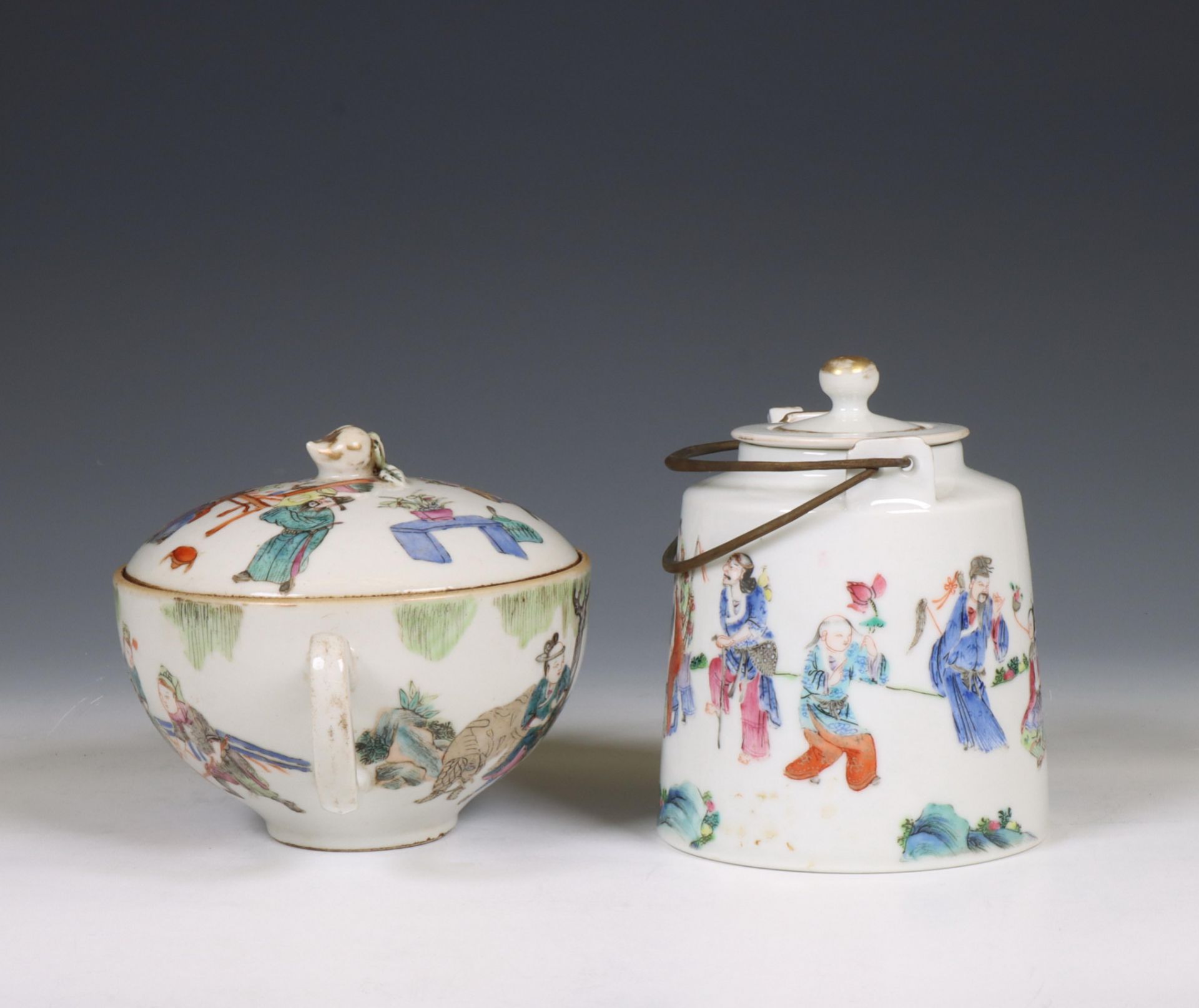 China, two famille rose porcelain teapots and covers, 19th/ 20th century, - Bild 6 aus 6