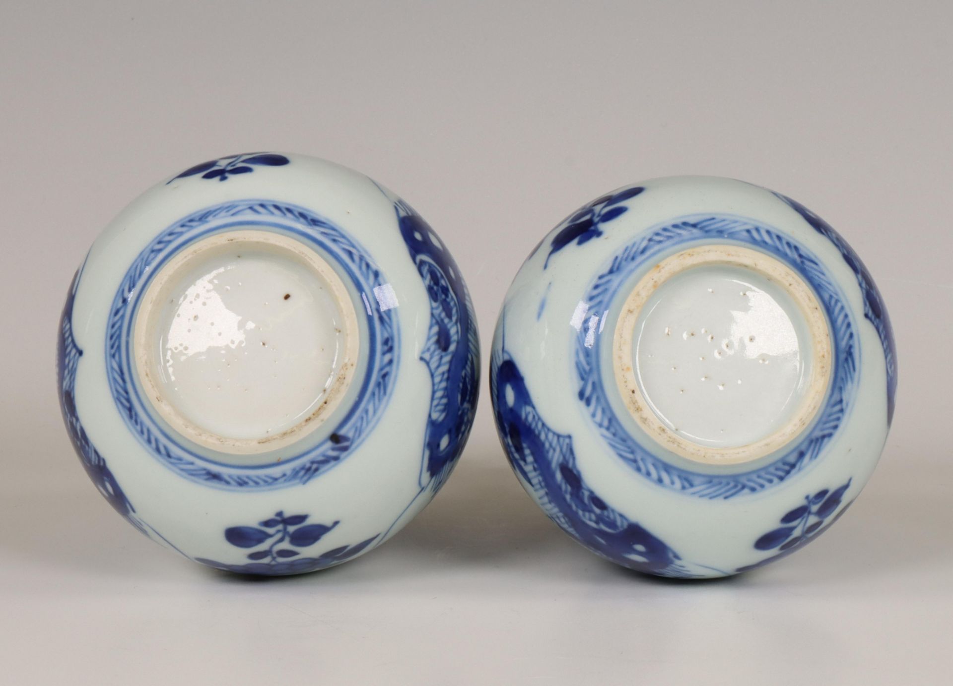 China, a pair of small blue and white porcelain bottle vases, Kangxi period (1662-1722), - Bild 5 aus 7
