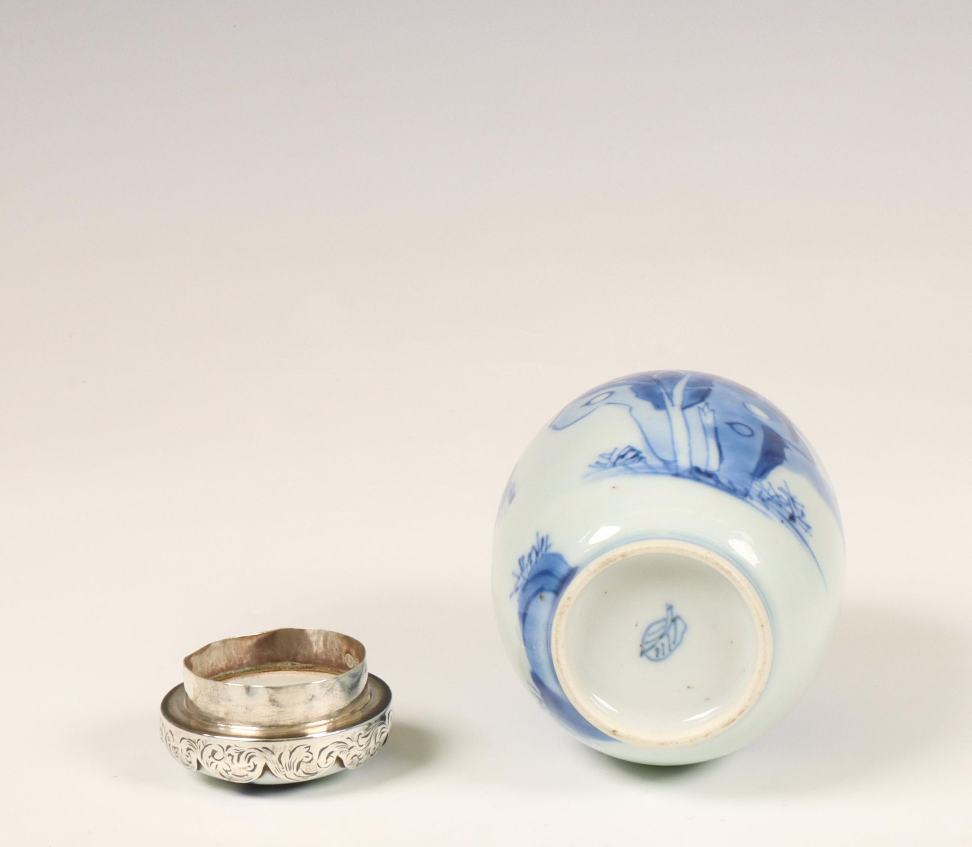 China, a silver-mounted blue and white porcelain oviform tea-caddy and cover, Kangxi period (1662-17 - Bild 5 aus 6