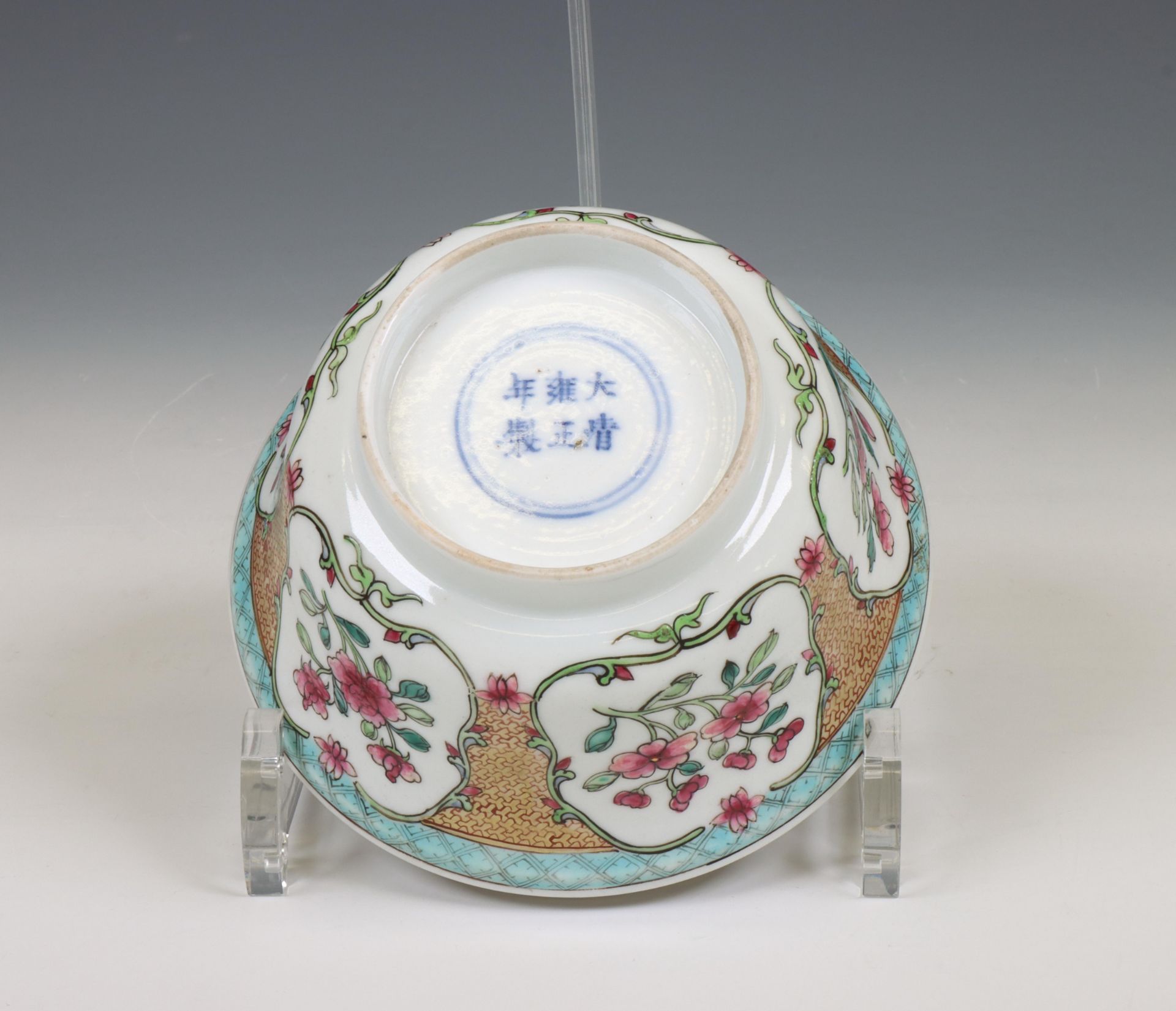 China, famille rose porcelain bowl, late Qing dynasty (1644-1912), - Bild 5 aus 6