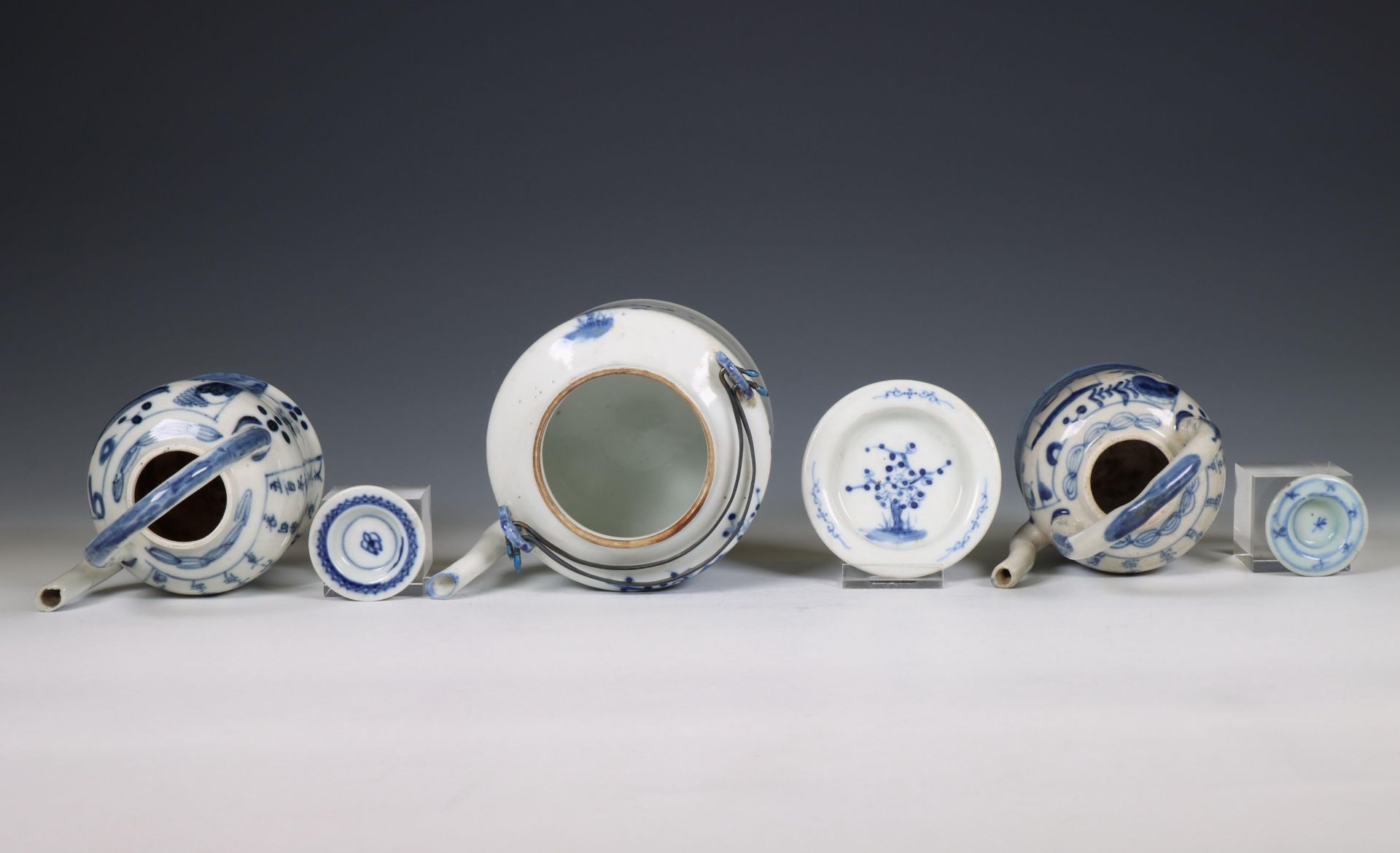 China, three blue and white porcelain teapots and covers, 19th-20th century, - Bild 4 aus 6