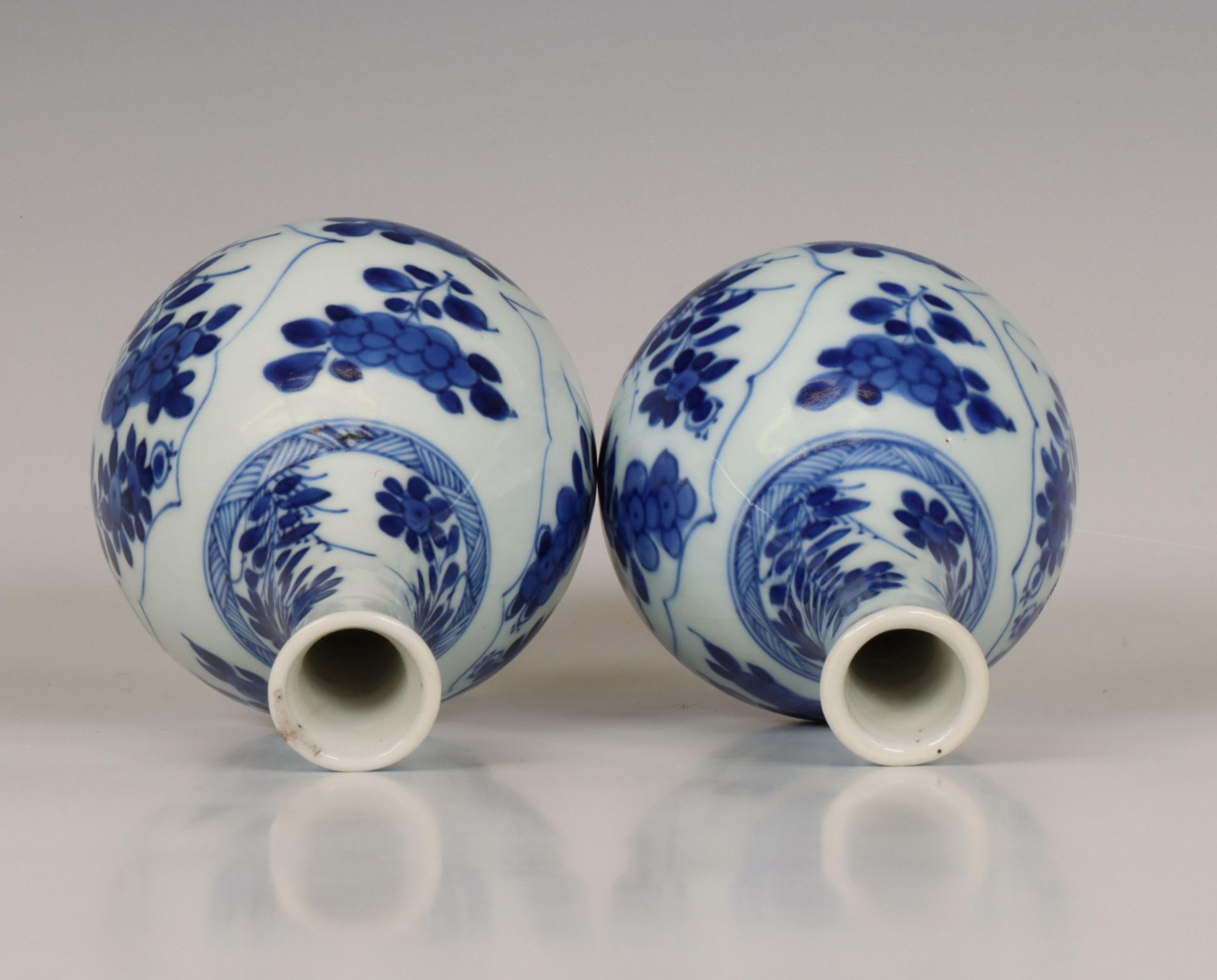 China, a pair of small blue and white porcelain bottle vases, Kangxi period (1662-1722), - Bild 4 aus 7