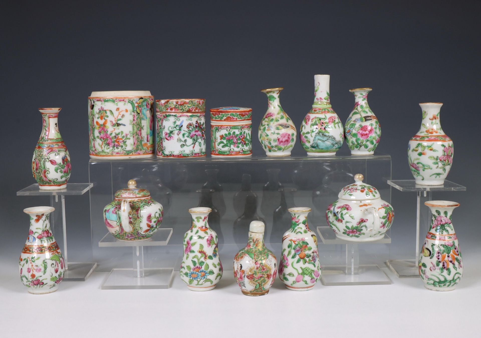 China, a collection of Canton famille rose porcelain, 19th century, - Bild 4 aus 4