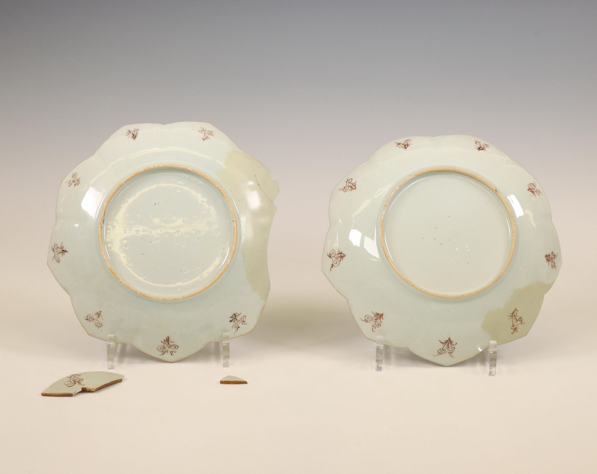 China, a pair of famille rose flower-shaped plates, Qianlong period (1736-1795), - Bild 2 aus 2