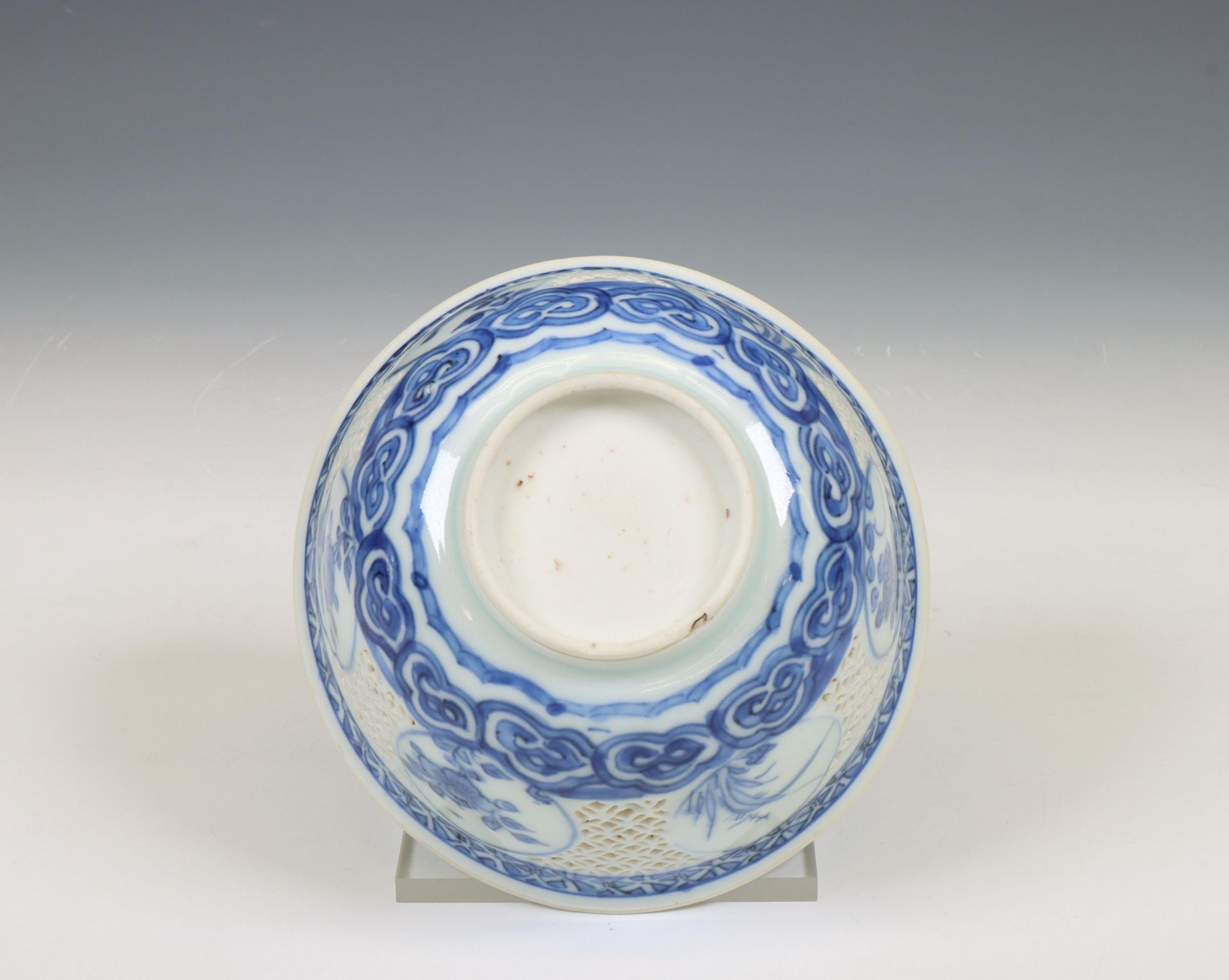 China, a blue and white porcelain openworked bowl, 18th century, - Bild 5 aus 6