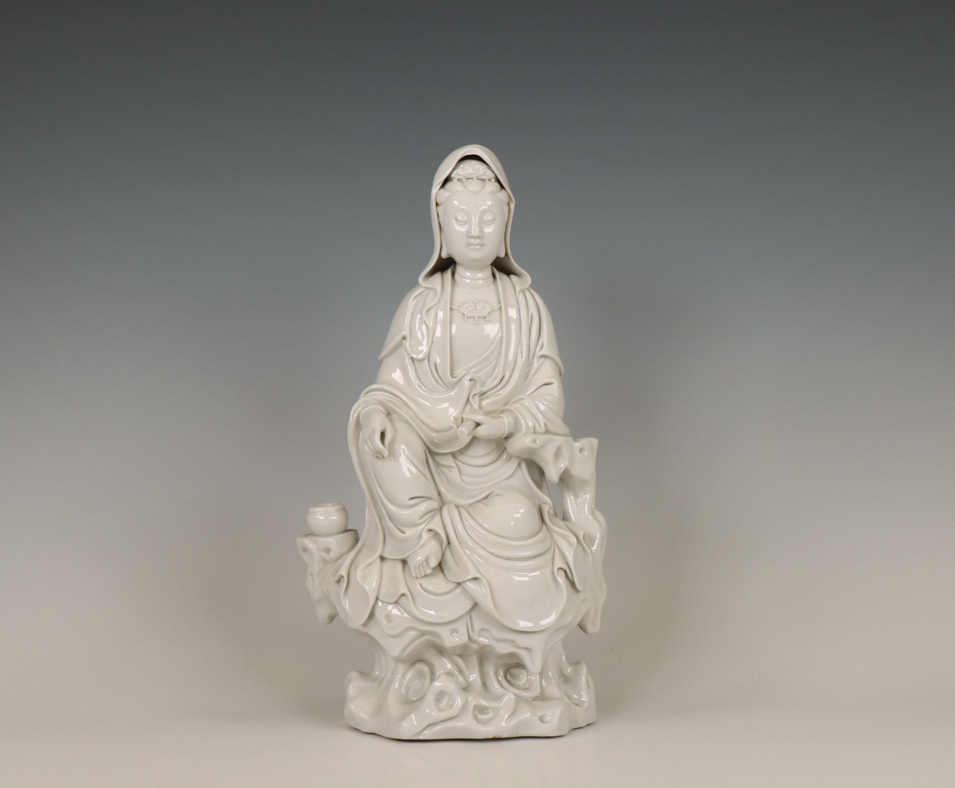 China, a Dehua porcelain figure of Guanyin, 19th/ 20th century,