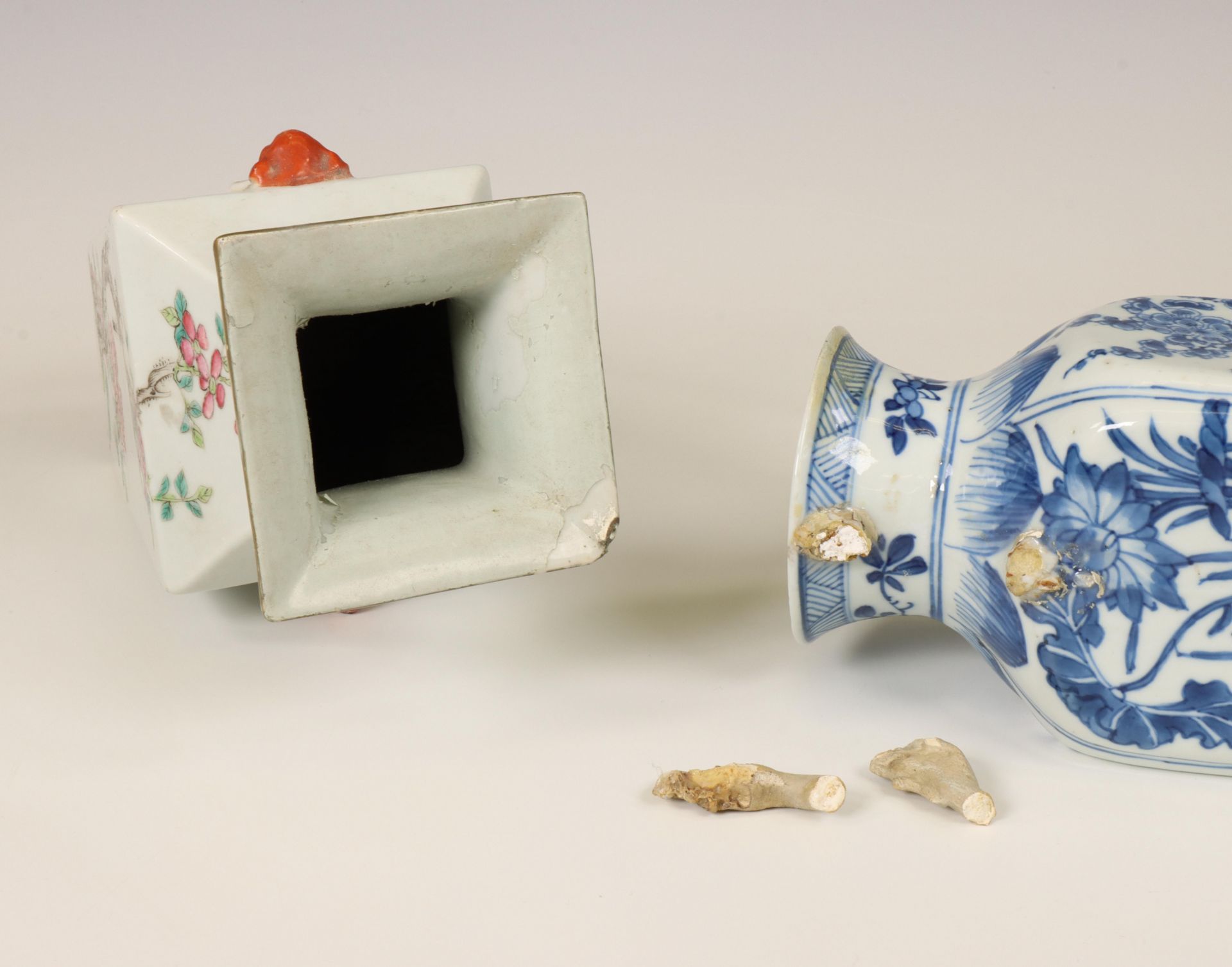 China, two square porcelain vases, 18th and 19th century, - Bild 3 aus 4