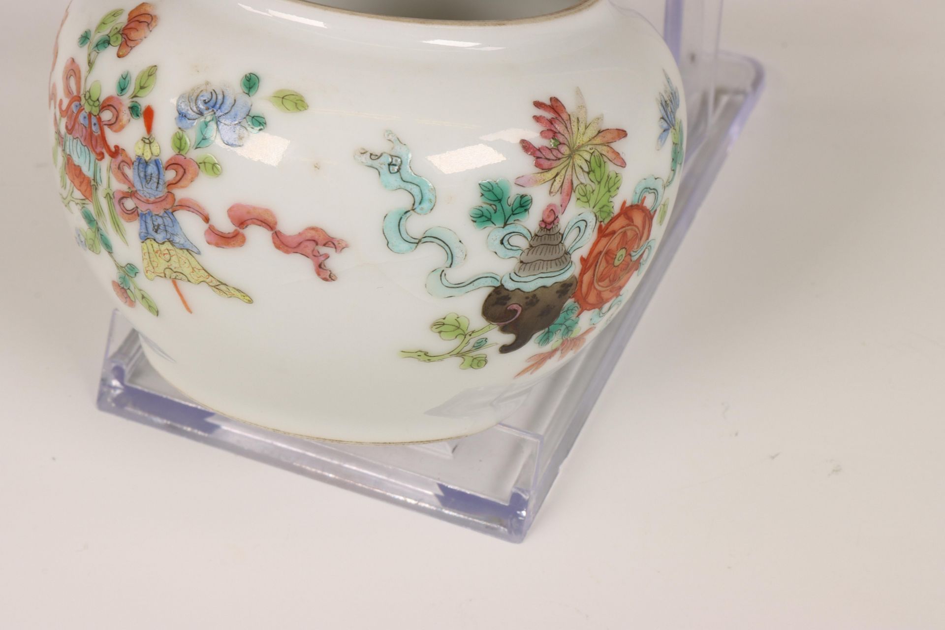 China, a famille rose porcelain 'Eight Buddhist Emblems' water pot, 19th/ 20th century, - Image 6 of 7