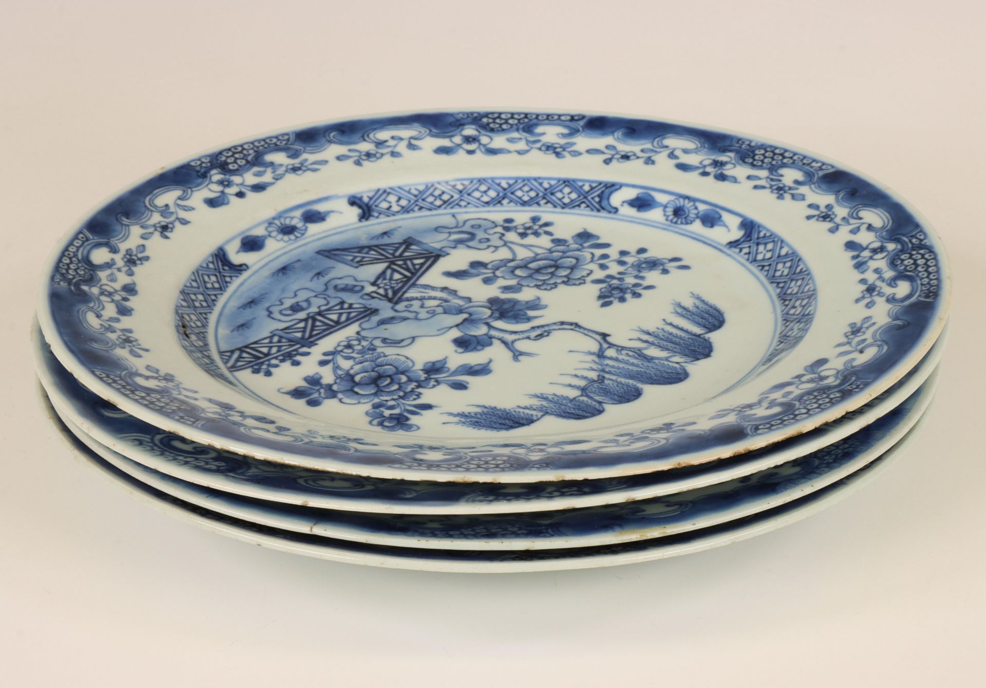 China, a set of four blue and white porcelain plates, Qianlong period (1736-1795), - Bild 2 aus 2