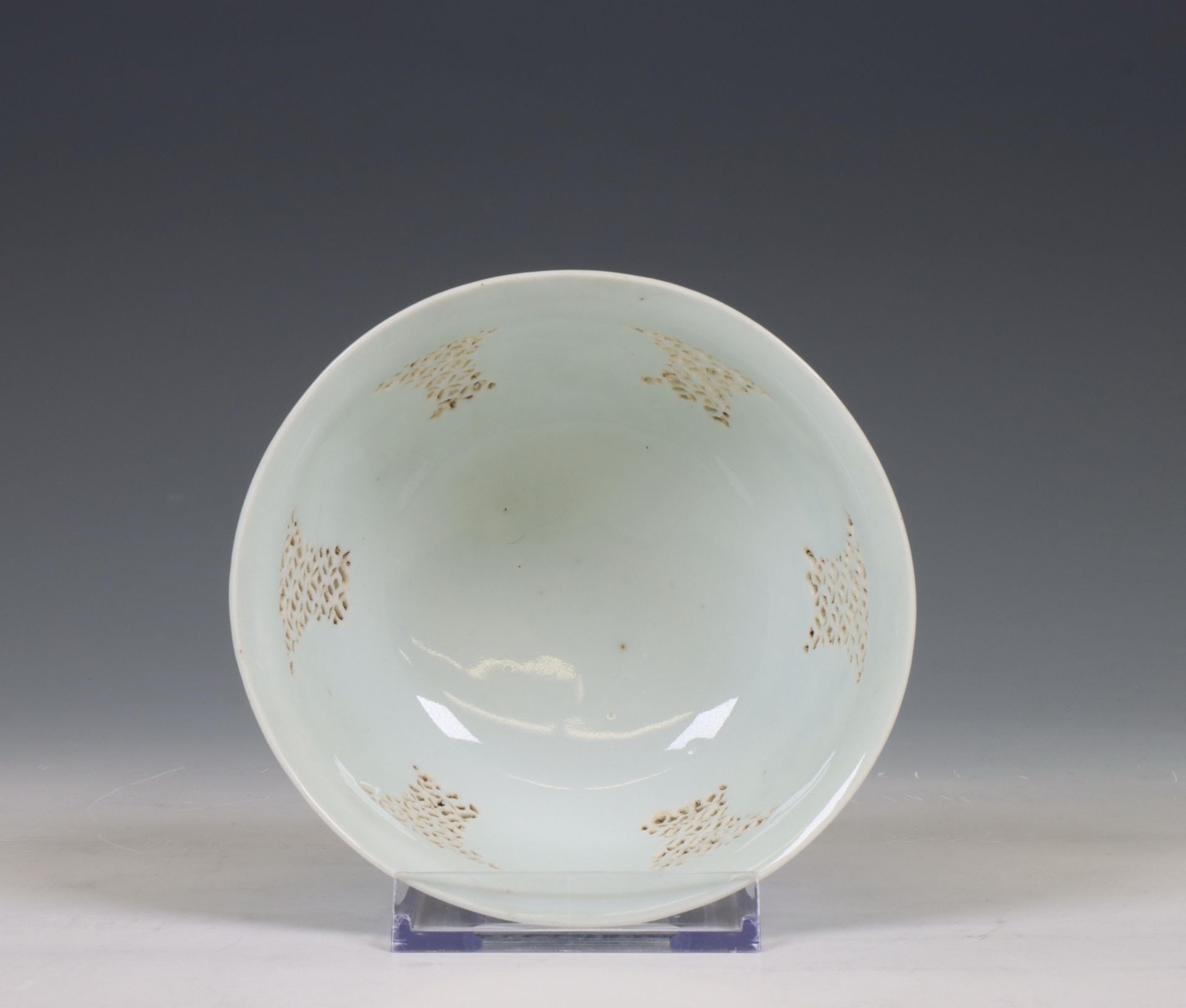 China, a blue and white porcelain openworked bowl, 18th century, - Bild 4 aus 6