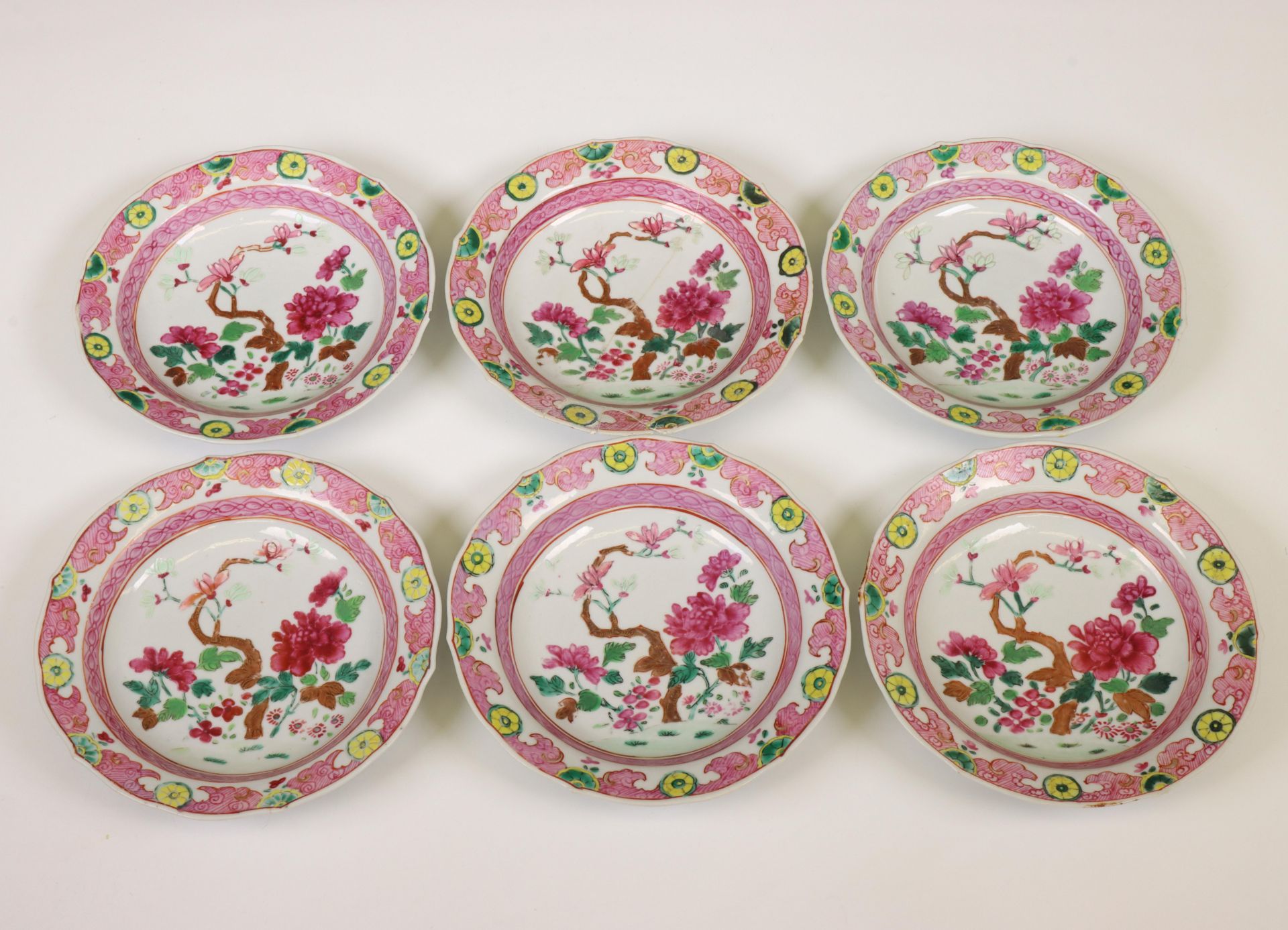 China, two sets of six famille rose porcelain deep dishes, late Qing dynasty (1644-1912), - Bild 3 aus 5
