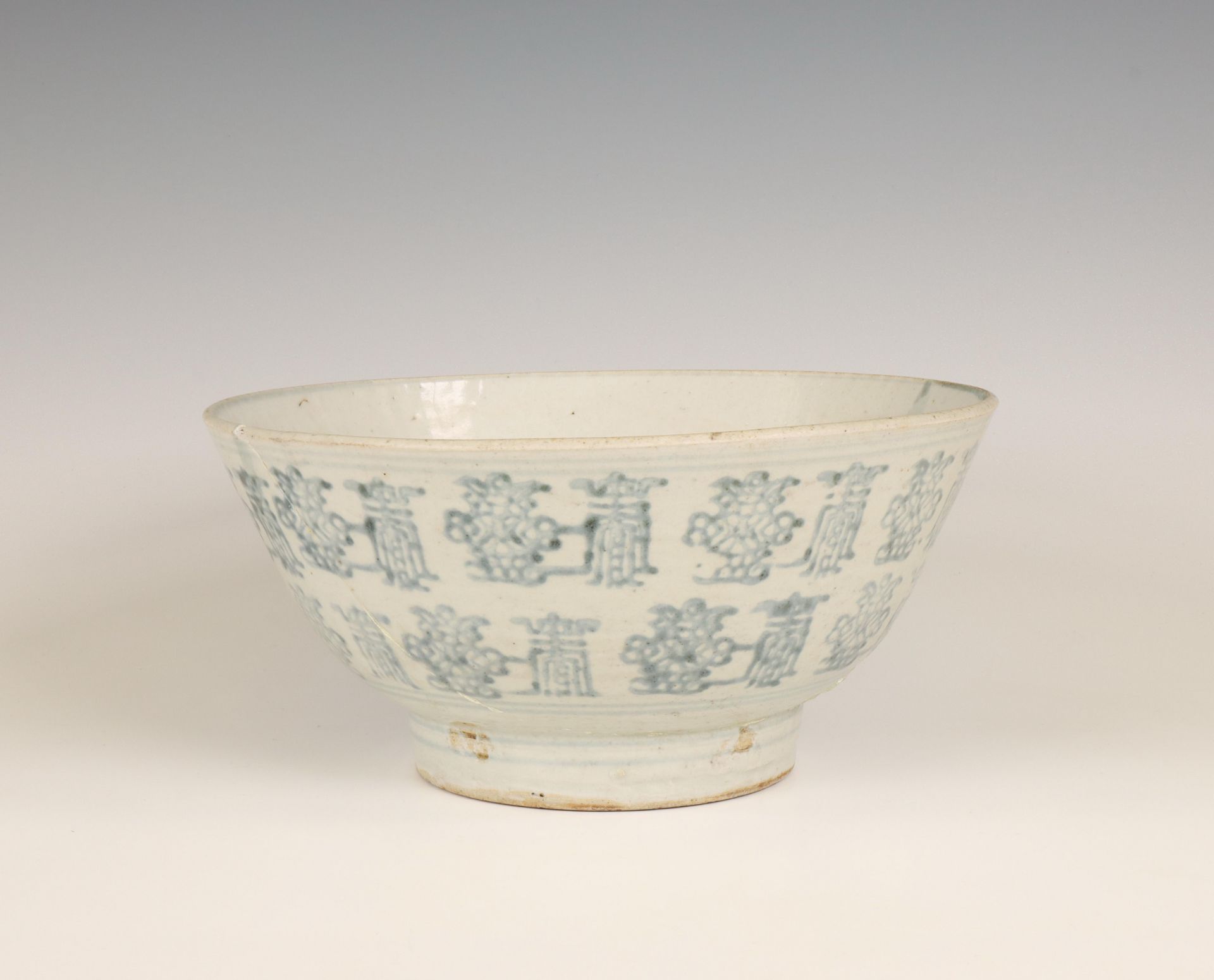 China, blue and white 'Shou character' bowl, ca. 1900,