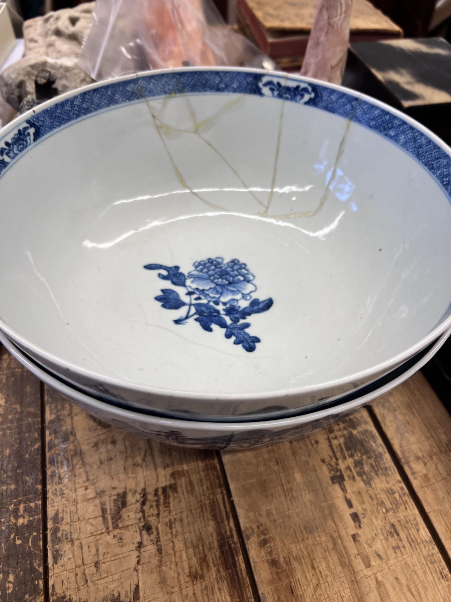 China, a pair of blue and white porcelain bowls and a dish, late 18th century, - Bild 5 aus 5