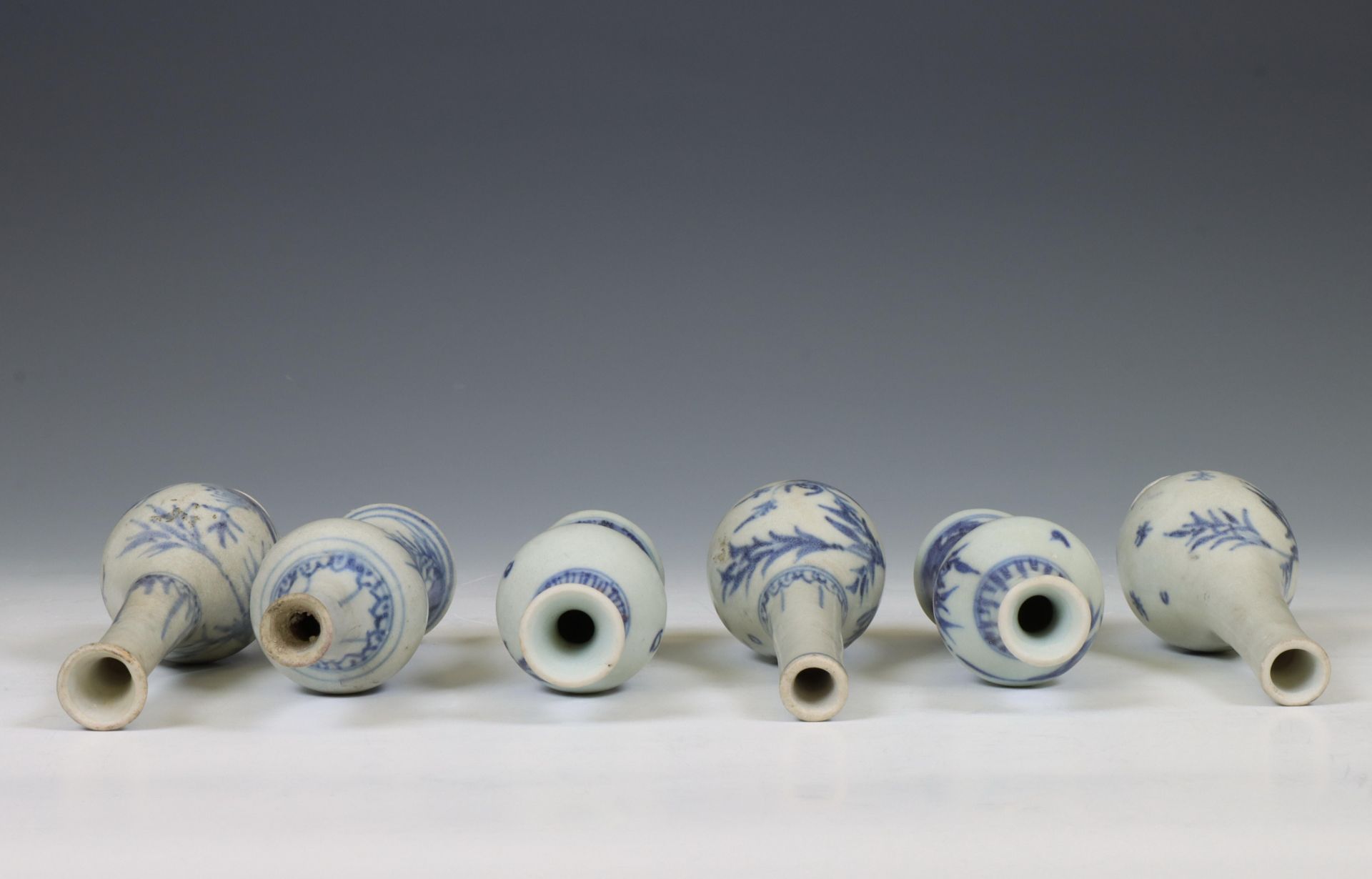 China, six small blue and white porcelain 'Hatcher Cargo' vases, circa 1640, - Bild 3 aus 5