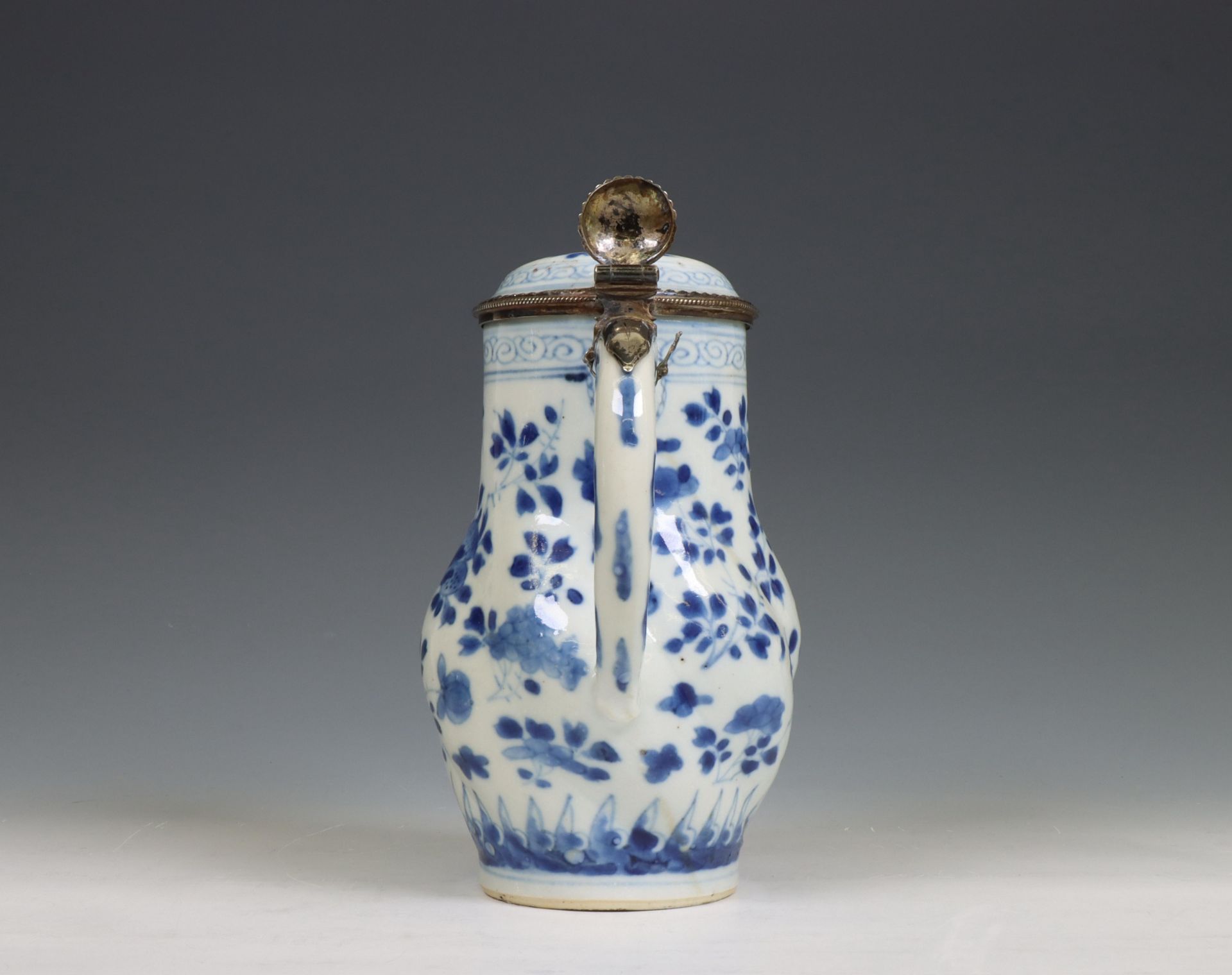 China, a blue and white porcelain gadrooned ewer and silver-mounted cover, Kangxi period (1662-1722) - Bild 6 aus 6
