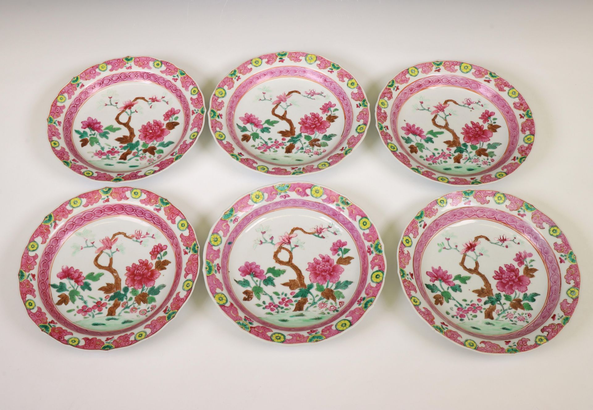 China, two sets of six famille rose porcelain deep dishes, late Qing dynasty (1644-1912), - Bild 5 aus 5