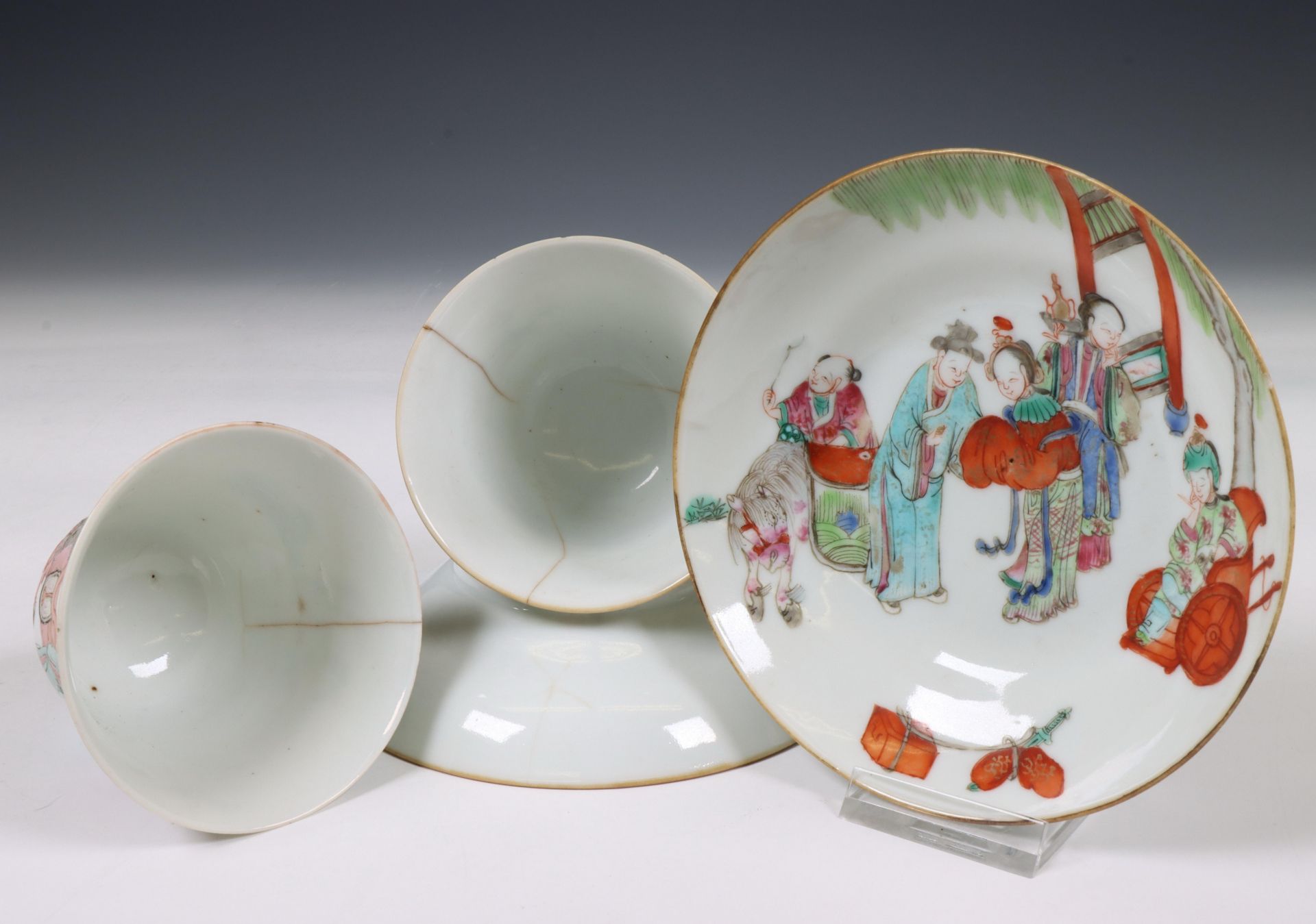 China, a pair of famille rose porcelain cups and saucers, 19th century, - Bild 4 aus 5