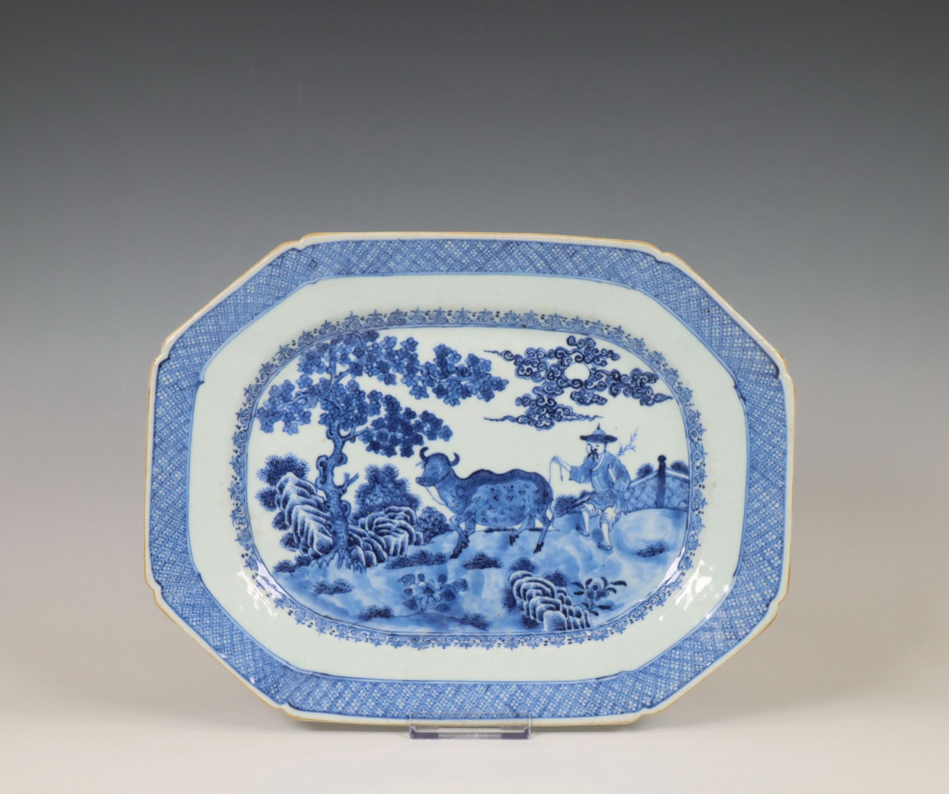 China, a blue and white porcelain serving tray, Qianlong period (1736-1795),