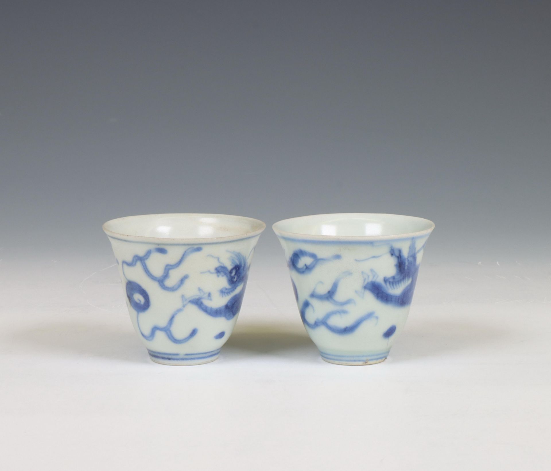 China, a pair of blue and white porcelain 'Hatcher Cargo' 'dragon' wine cups, circa 1640, - Bild 3 aus 7