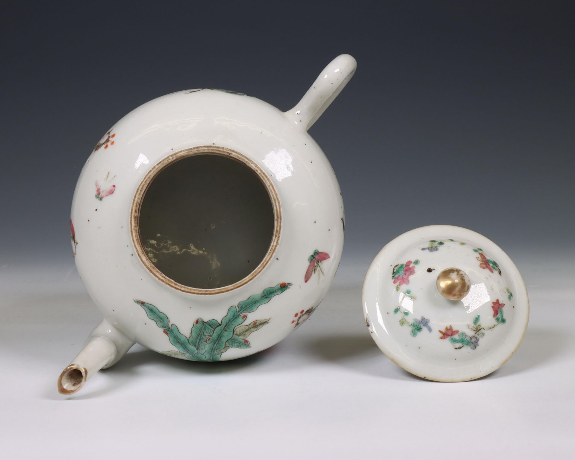 China, a large famille rose porcelain teapot and cover, 19th century, - Bild 4 aus 6