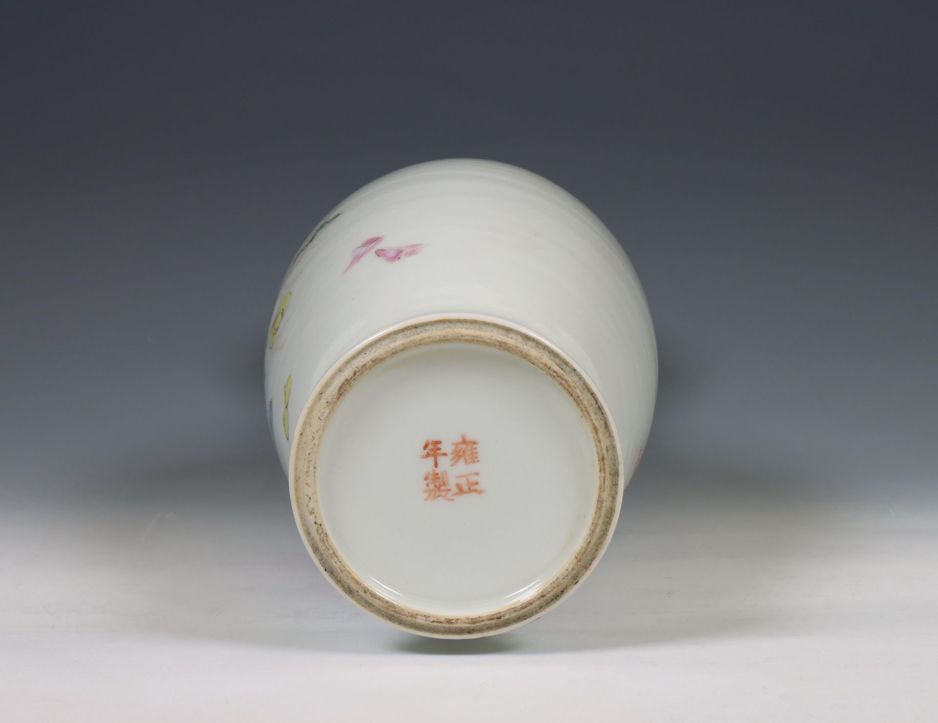 China, a famille rose porcelain baluster vase, 20th century, - Bild 2 aus 3